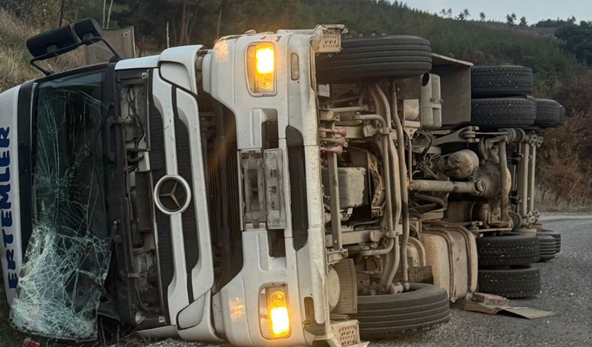 Yem Yüklü Tır Devrildi (1)