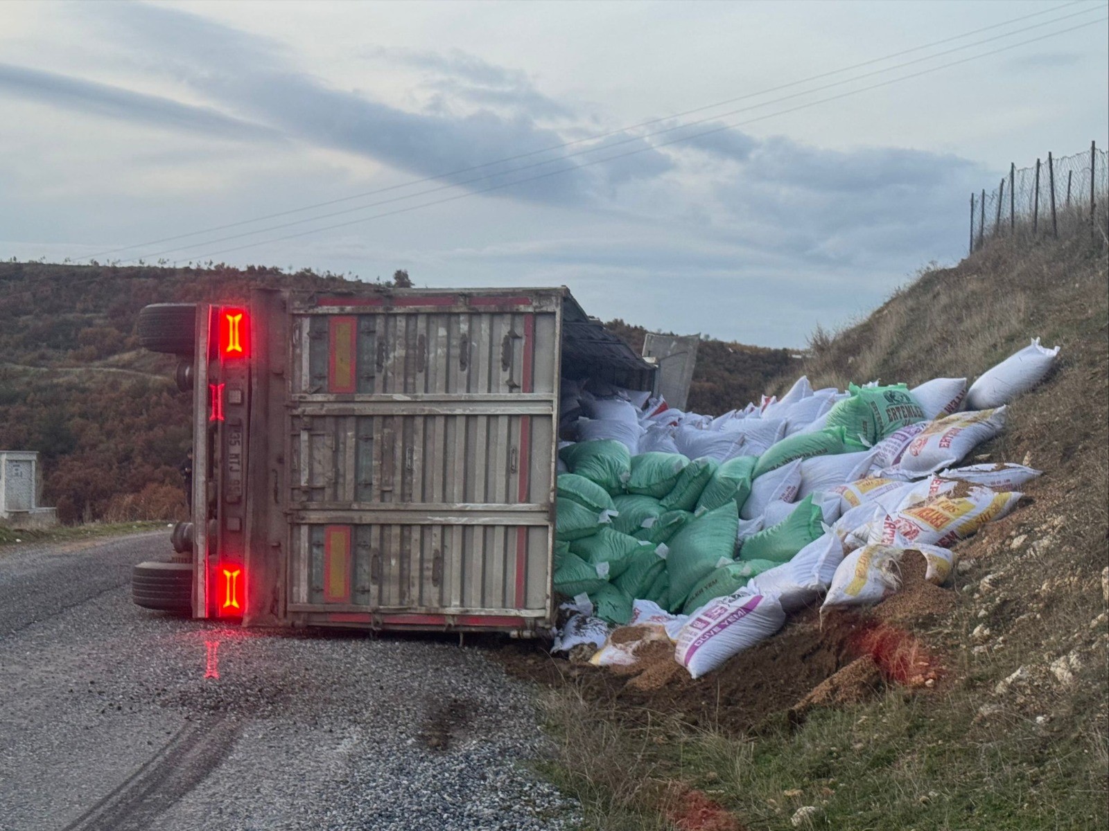 Yem Yüklü Tır Devrildi (2)