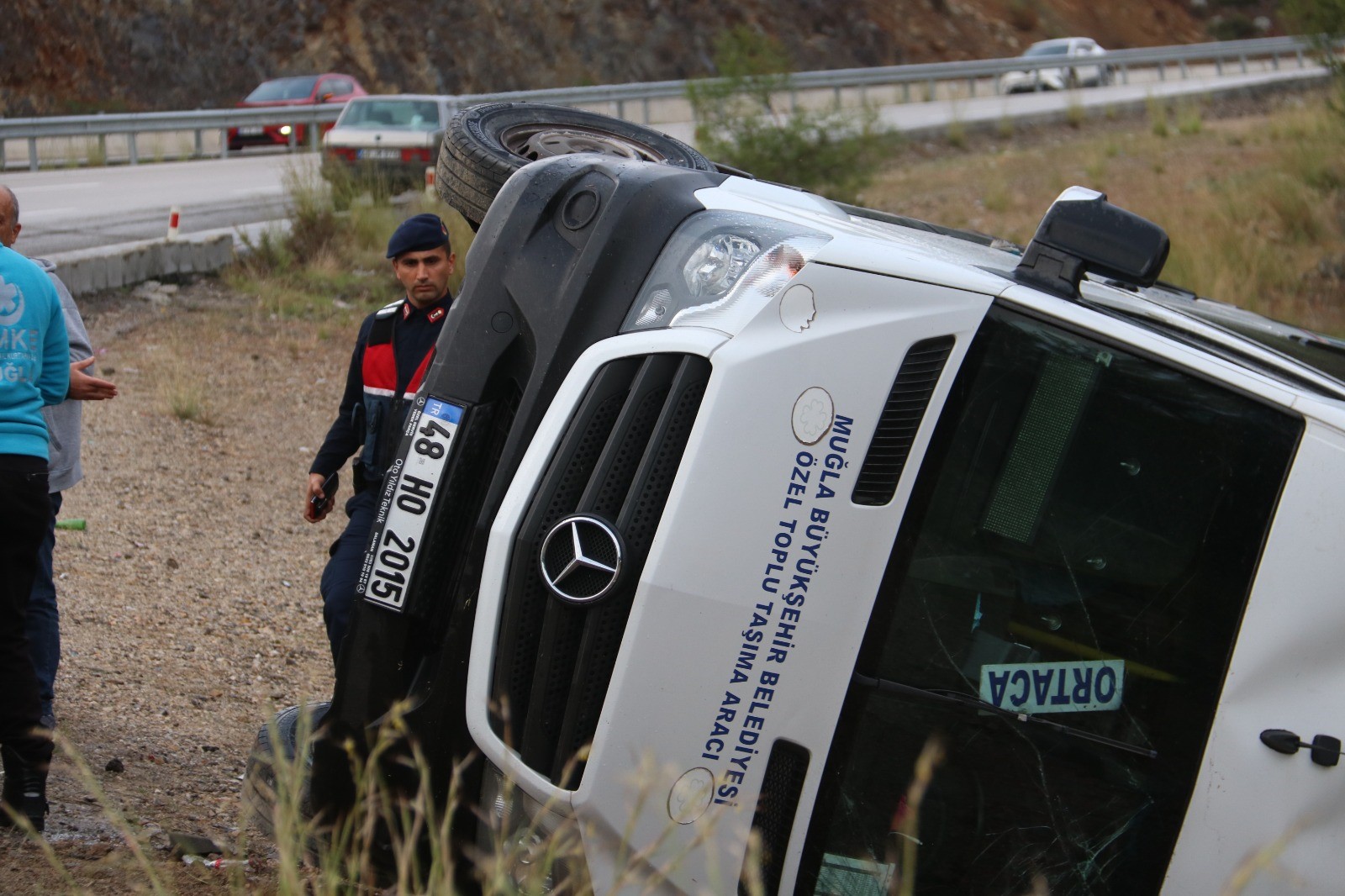 Yolcu Minibüsü Devrildi, Yaralılar Var (4)
