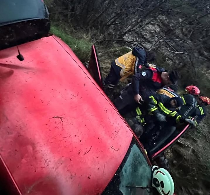 2’Si Çocuk 5 Kişi Uçuruma Yuvarlandı (2)