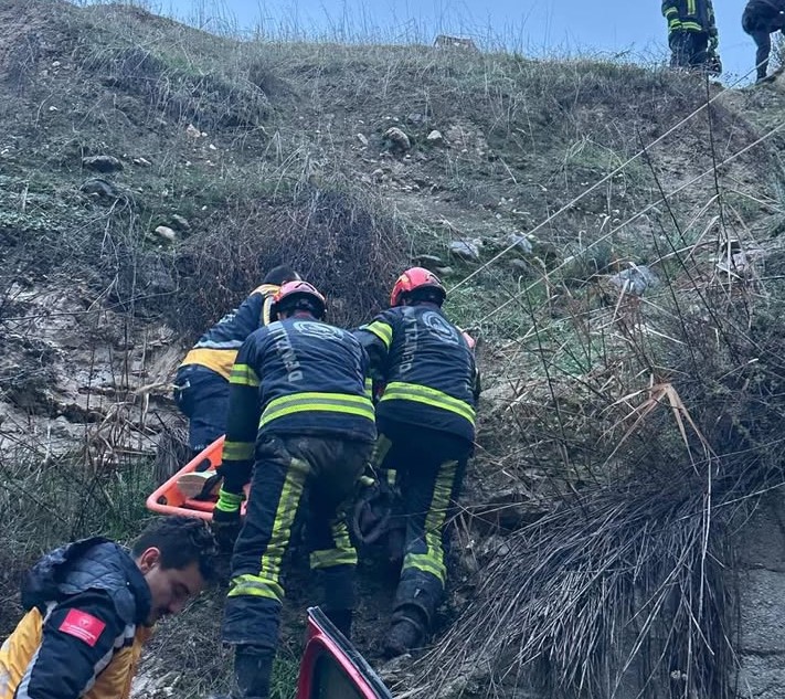 2’Si Çocuk 5 Kişi Uçuruma Yuvarlandı (3)