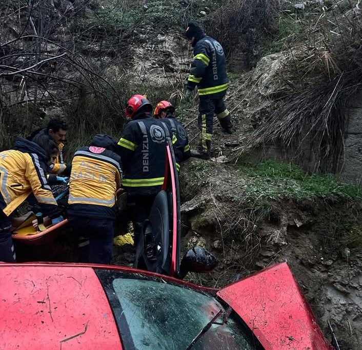 2’Si Çocuk 5 Kişi Uçuruma Yuvarlandı (4)