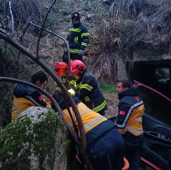 2’Si Çocuk 5 Kişi Uçuruma Yuvarlandı (5)