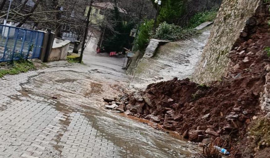 Aydın Karacasu’da Istinat Duvarı Yağmura Dayanamadı (1)