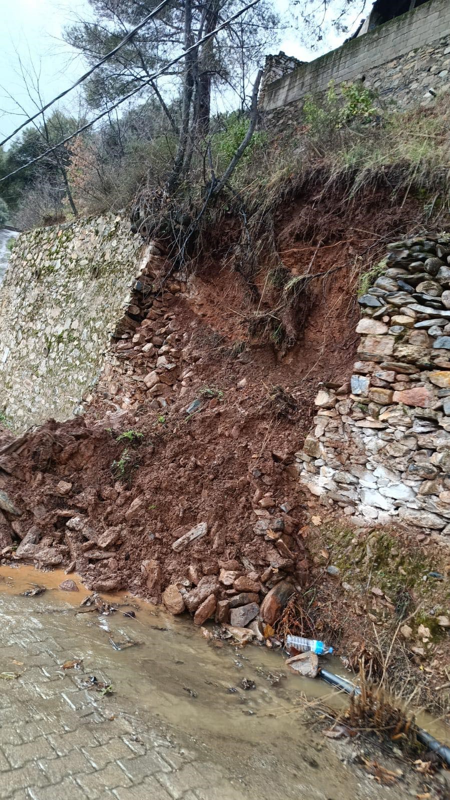 Aydın Karacasu’da Istinat Duvarı Yağmura Dayanamadı (2)