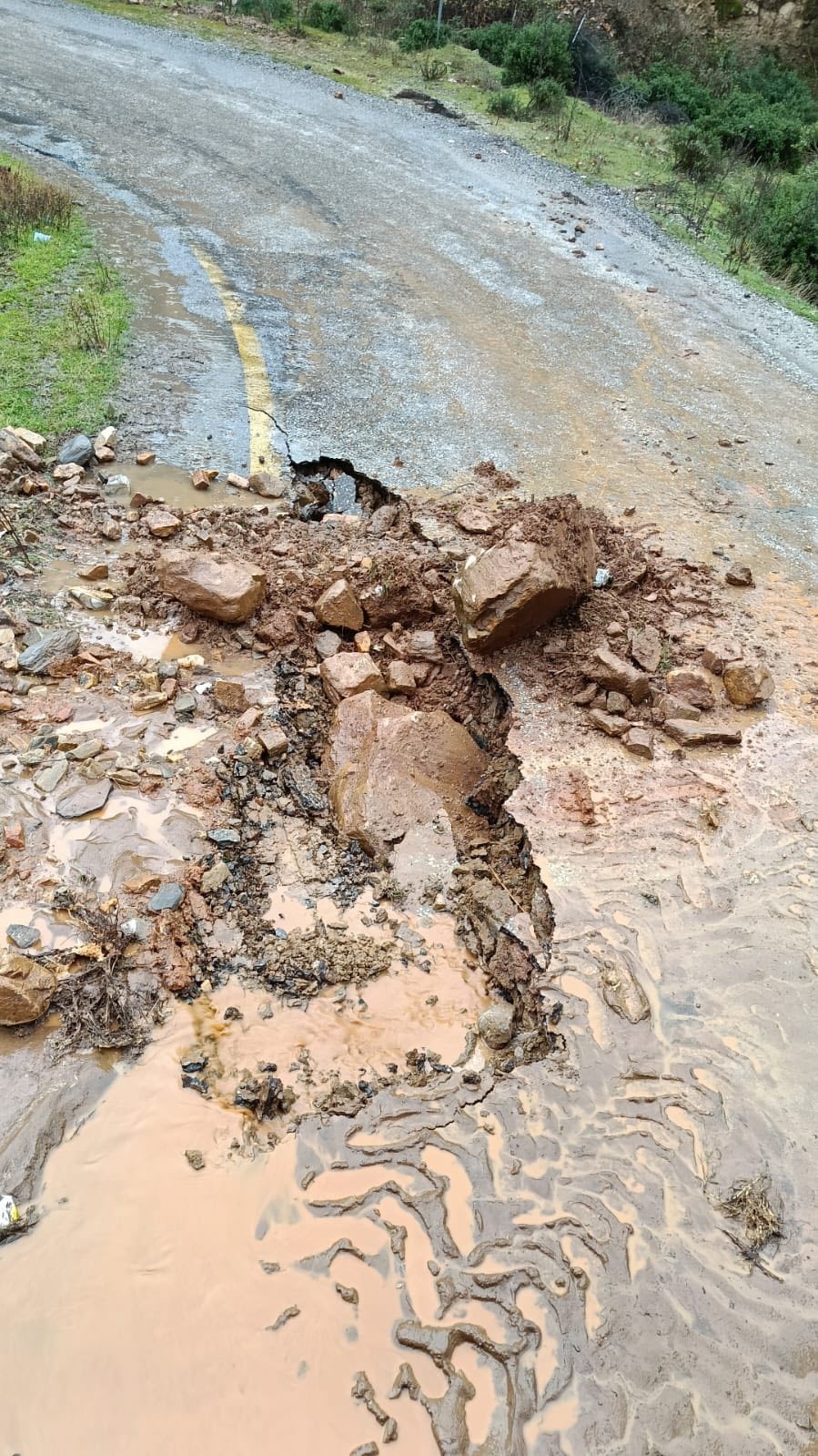 Aydın Karacasu’da Istinat Duvarı Yağmura Dayanamadı (4)