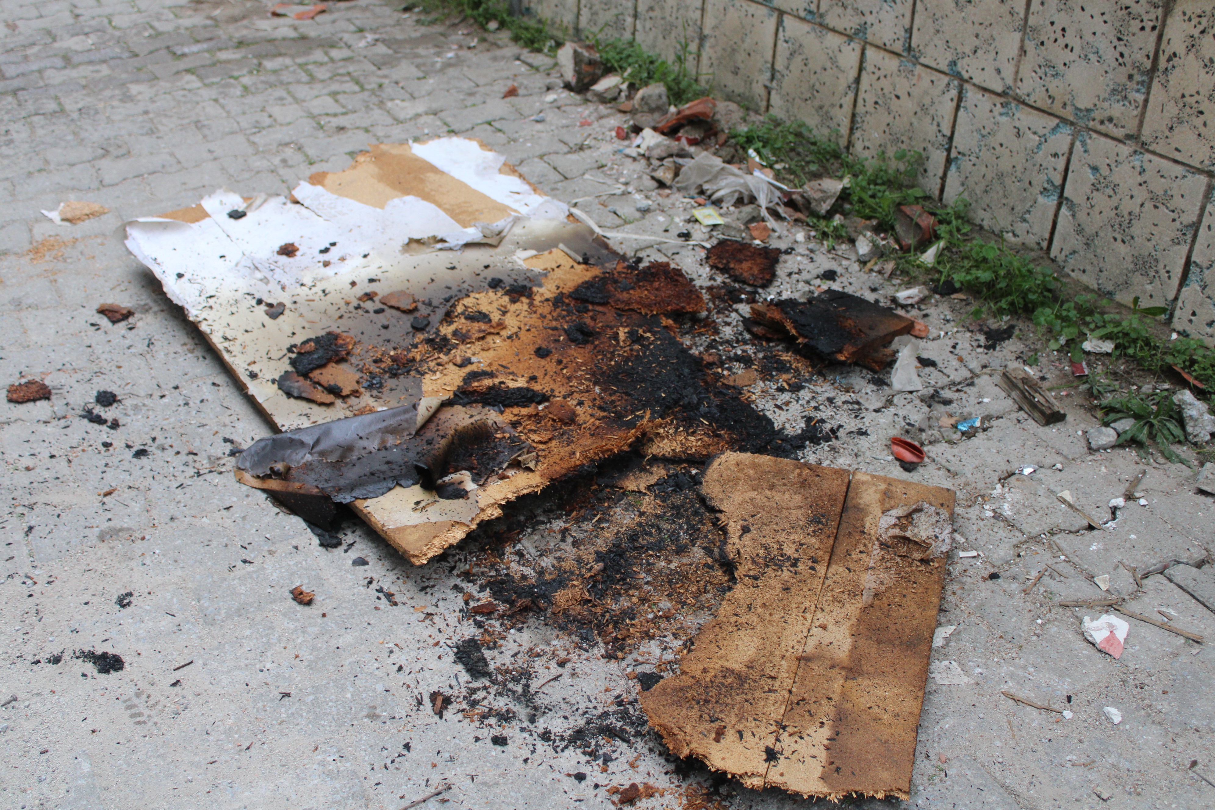 Aydın’da Binanın Içindeki Tahtalar Tutuştu, Ekipler Son Anda Yetişti (1)