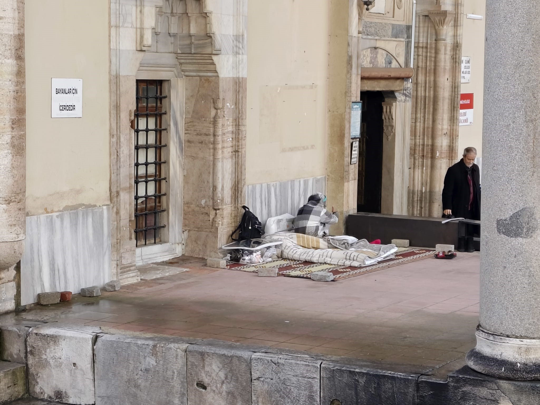 Aydın’da Bir Kadın Camide Yaşamaya Başladı (2)