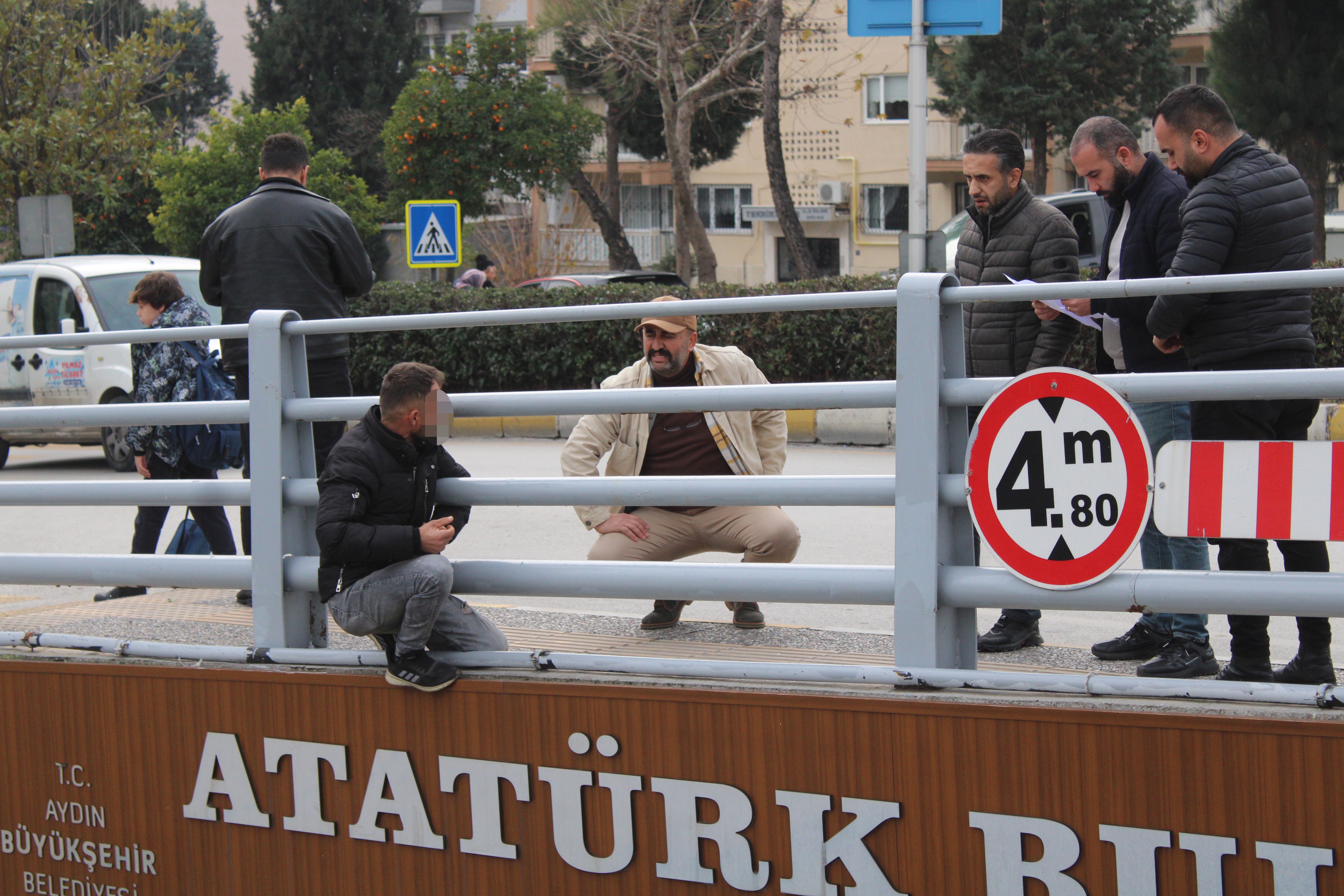 Aydın’da Çocukları Için Alt Geçidin Üstüne Çıktı (2)