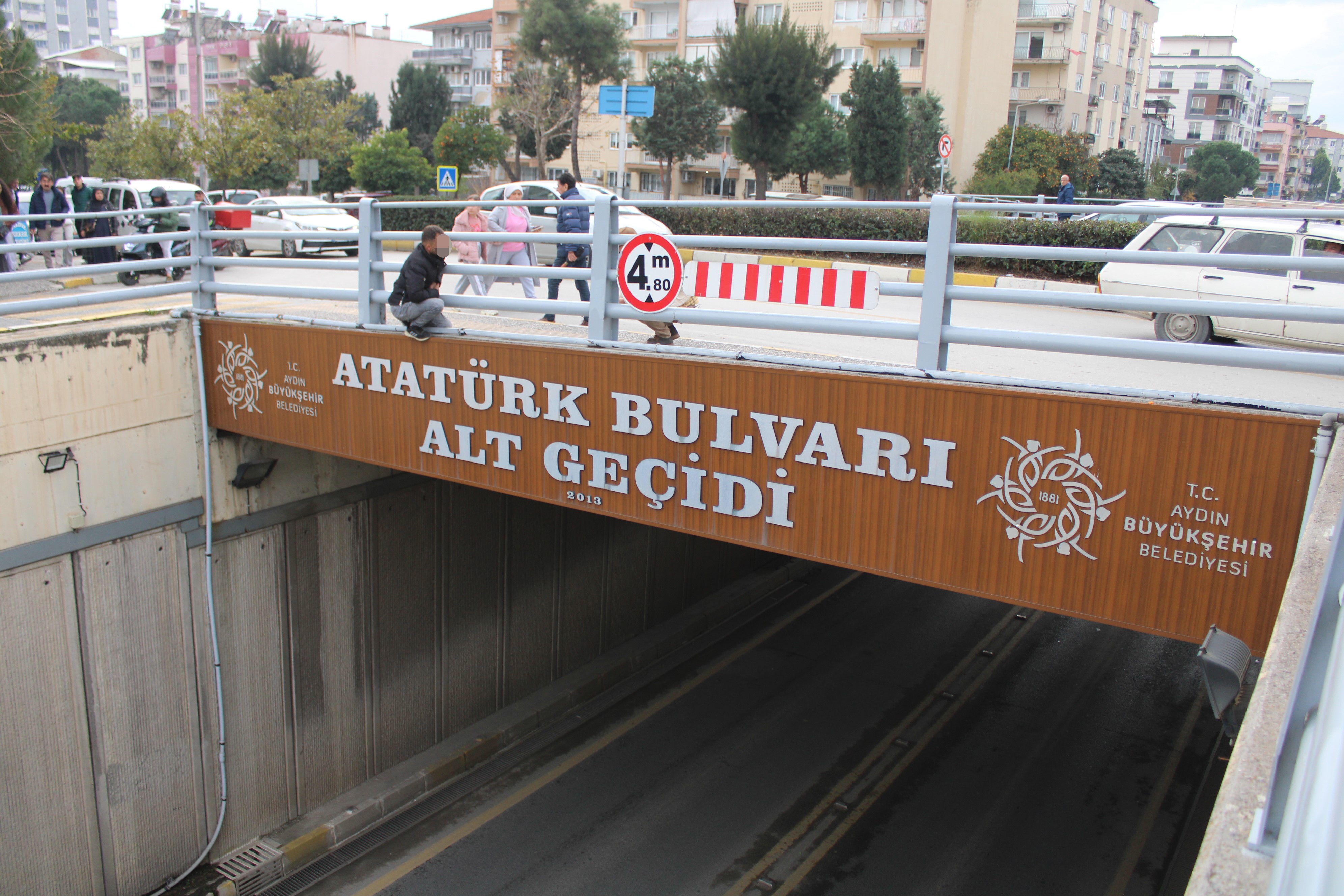 Aydın’da Çocukları Için Alt Geçidin Üstüne Çıktı (4)