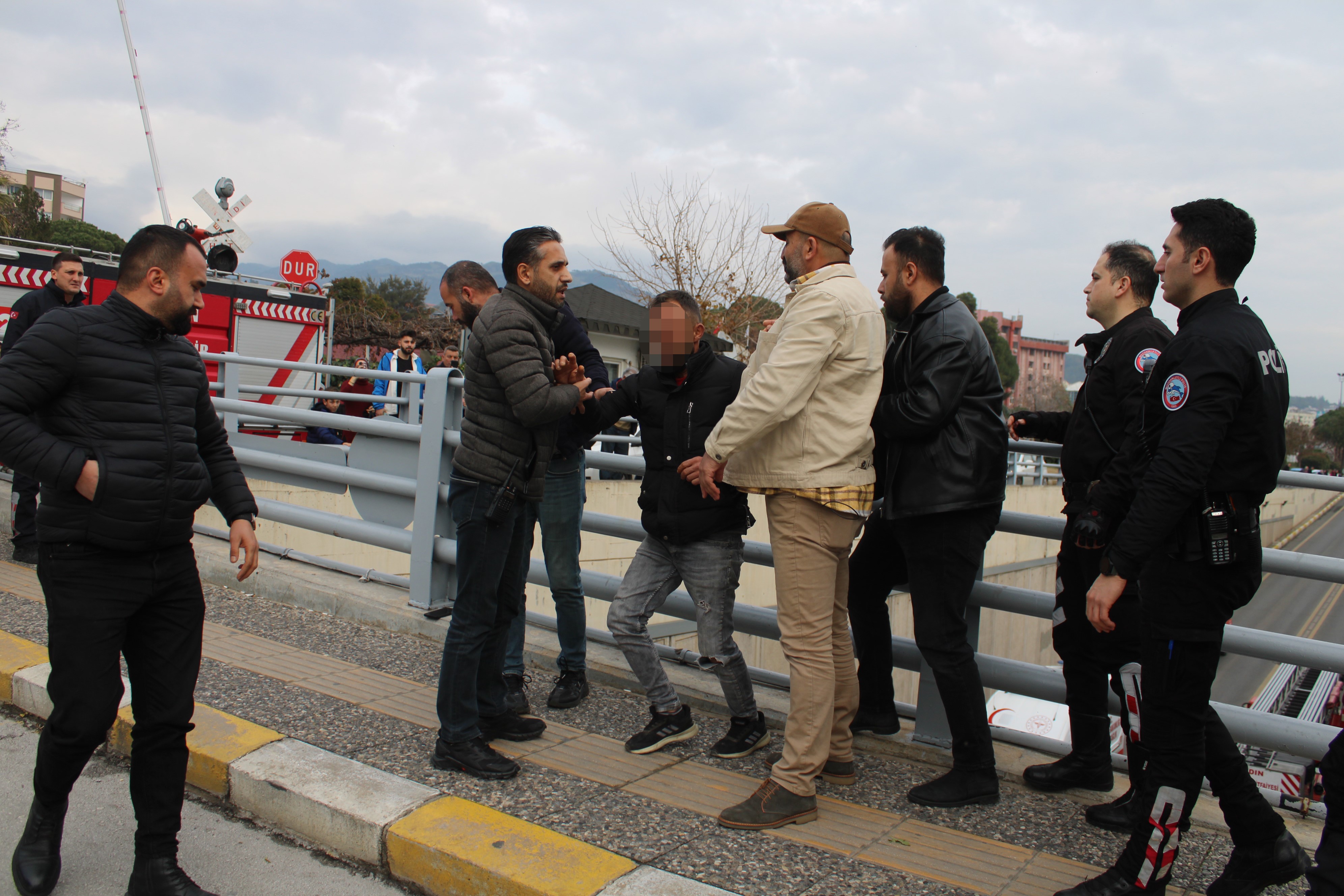 Aydın’da Çocukları Için Alt Geçidin Üstüne Çıktı (7)