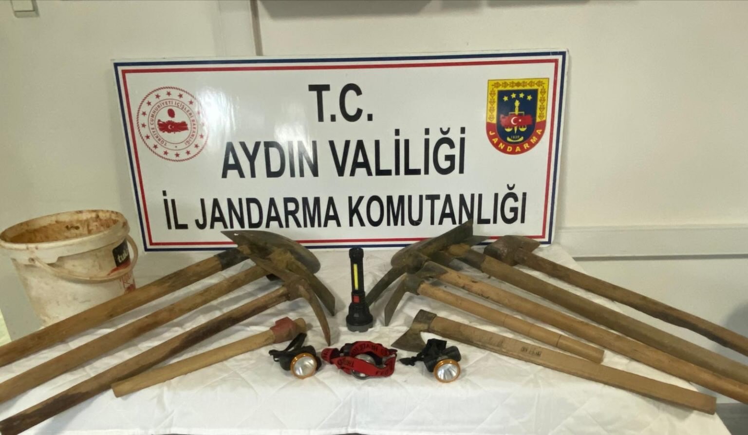 Aydın’da Çukurun Içinde 5 Kişi Basıldı (3)