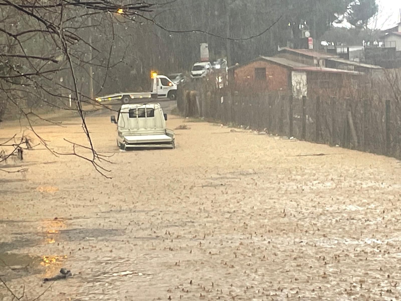 Aydın'da Dereler Taştı, Sokaklar Göle Döndü (3)