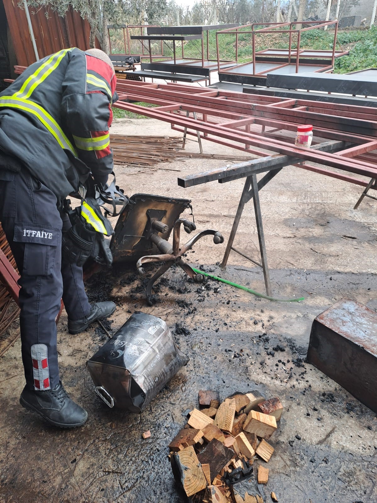 Aydın’da Kovaya Atılan Tiner Patladı (2)