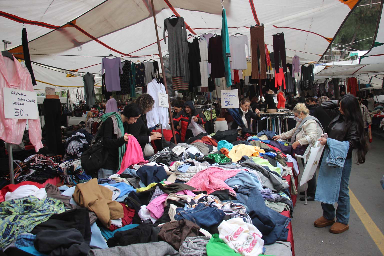 Aydın’da Uygun Fiyatlı Alışveriş Yapmak Isteyenler Bu Pazara Gidiyor (7)