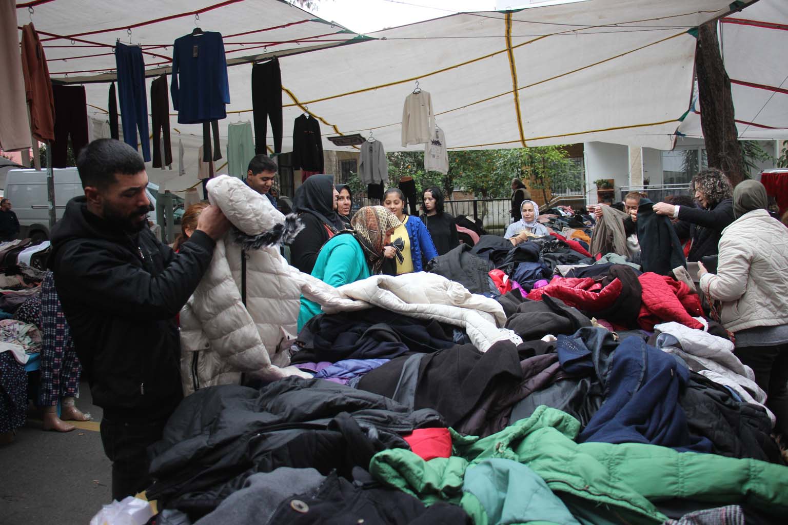 Aydın’da Uygun Fiyatlı Alışveriş Yapmak Isteyenler Bu Pazara Gidiyor (8)