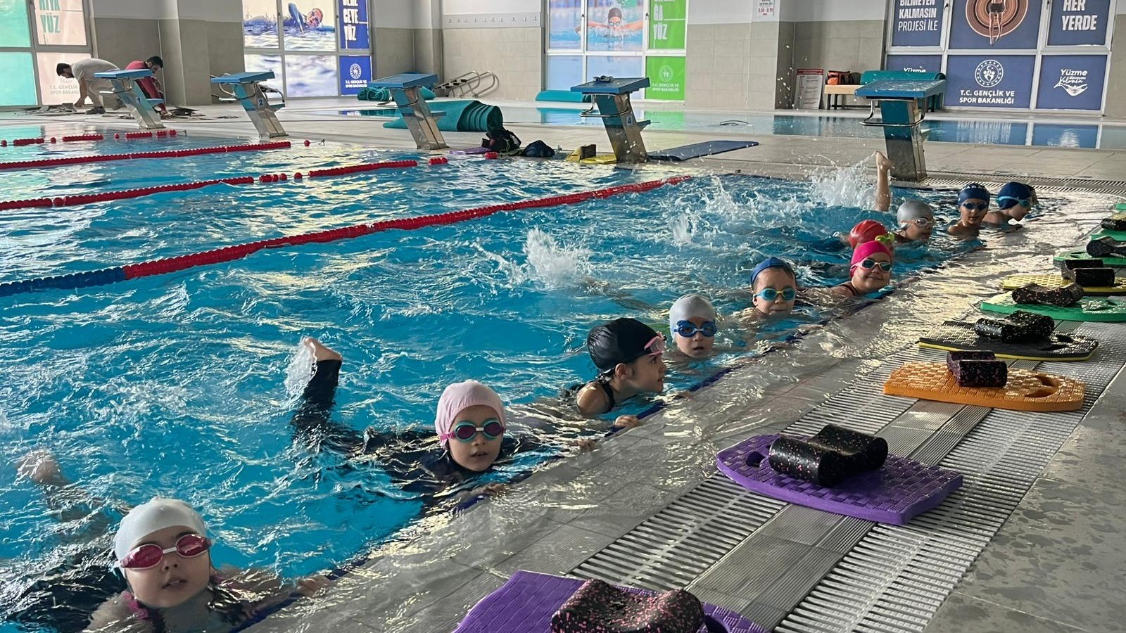 Aydınlı Çocuklar Yüzme Öğrenip, Tatilin Tadını Çıkarıyor (2)