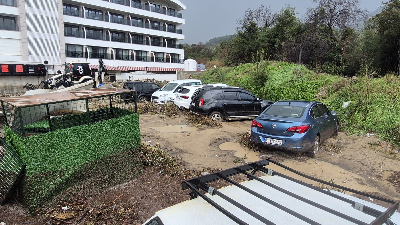 Başkan Ömer Günel Sahaya İndi̇ (1)