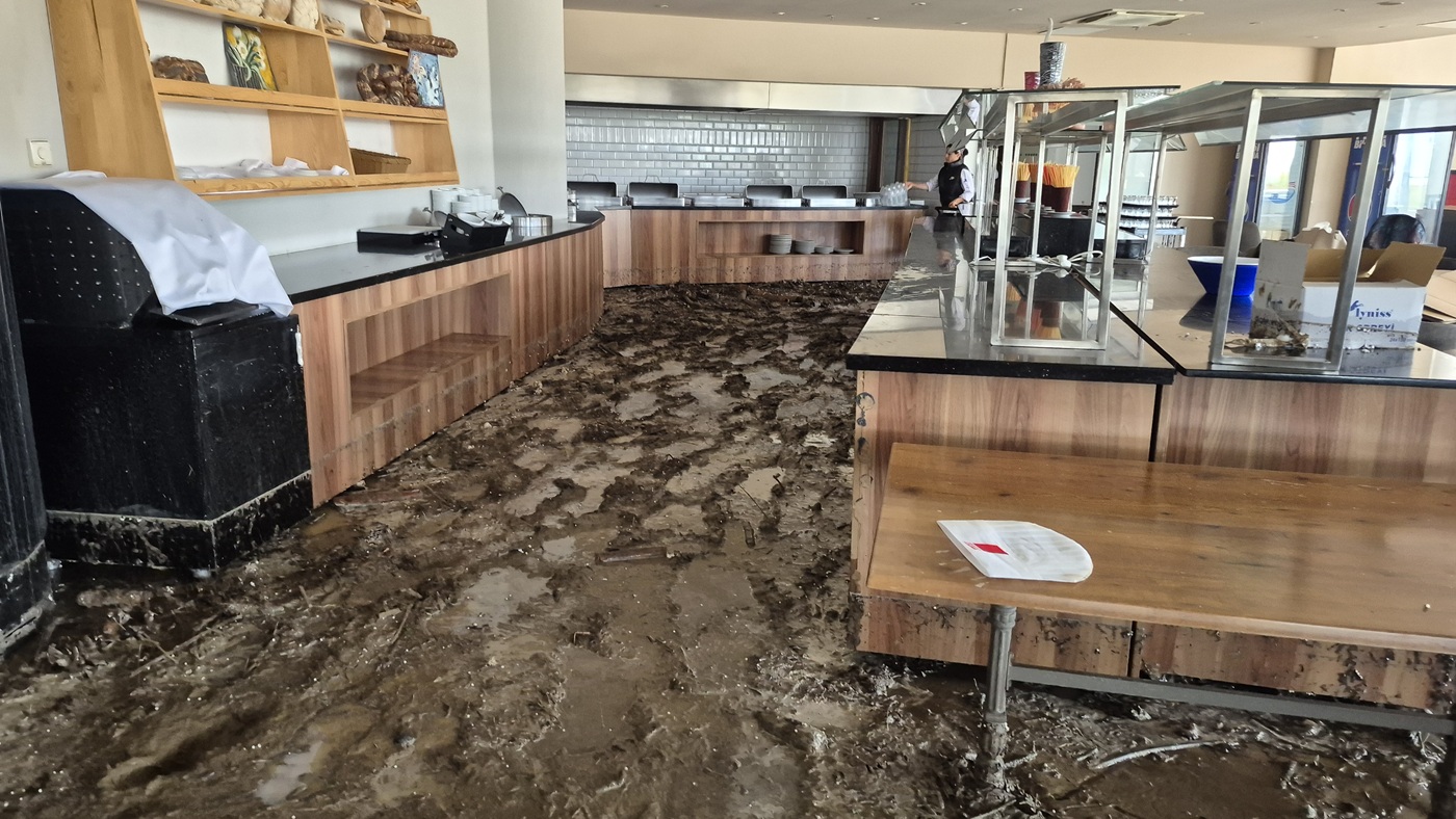 Başkan Ömer Günel Sahaya İndi̇ (10)