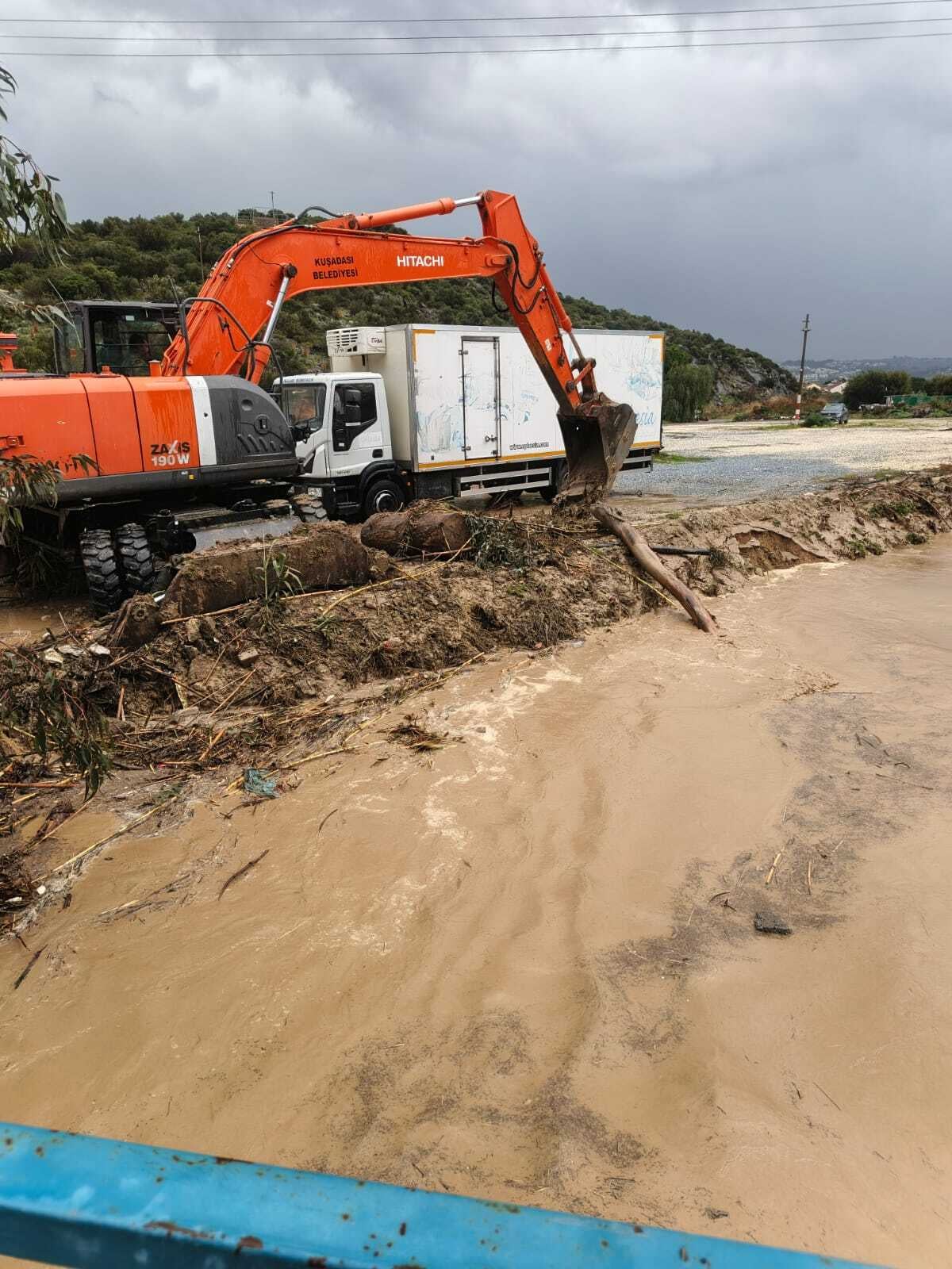 Başkan Ömer Günel Sahaya İndi̇ (15)