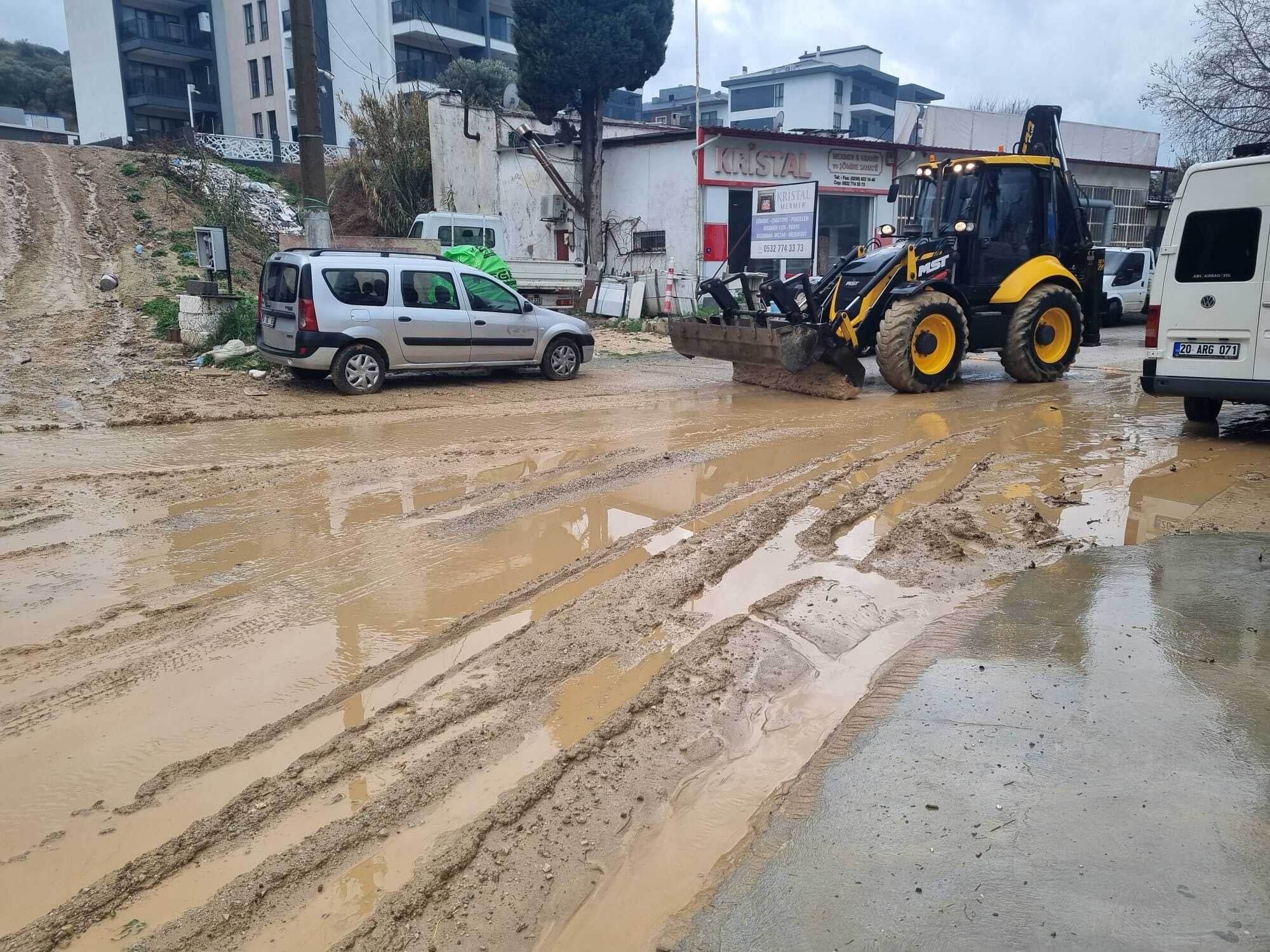 Başkan Ömer Günel Sahaya İndi̇ (7)