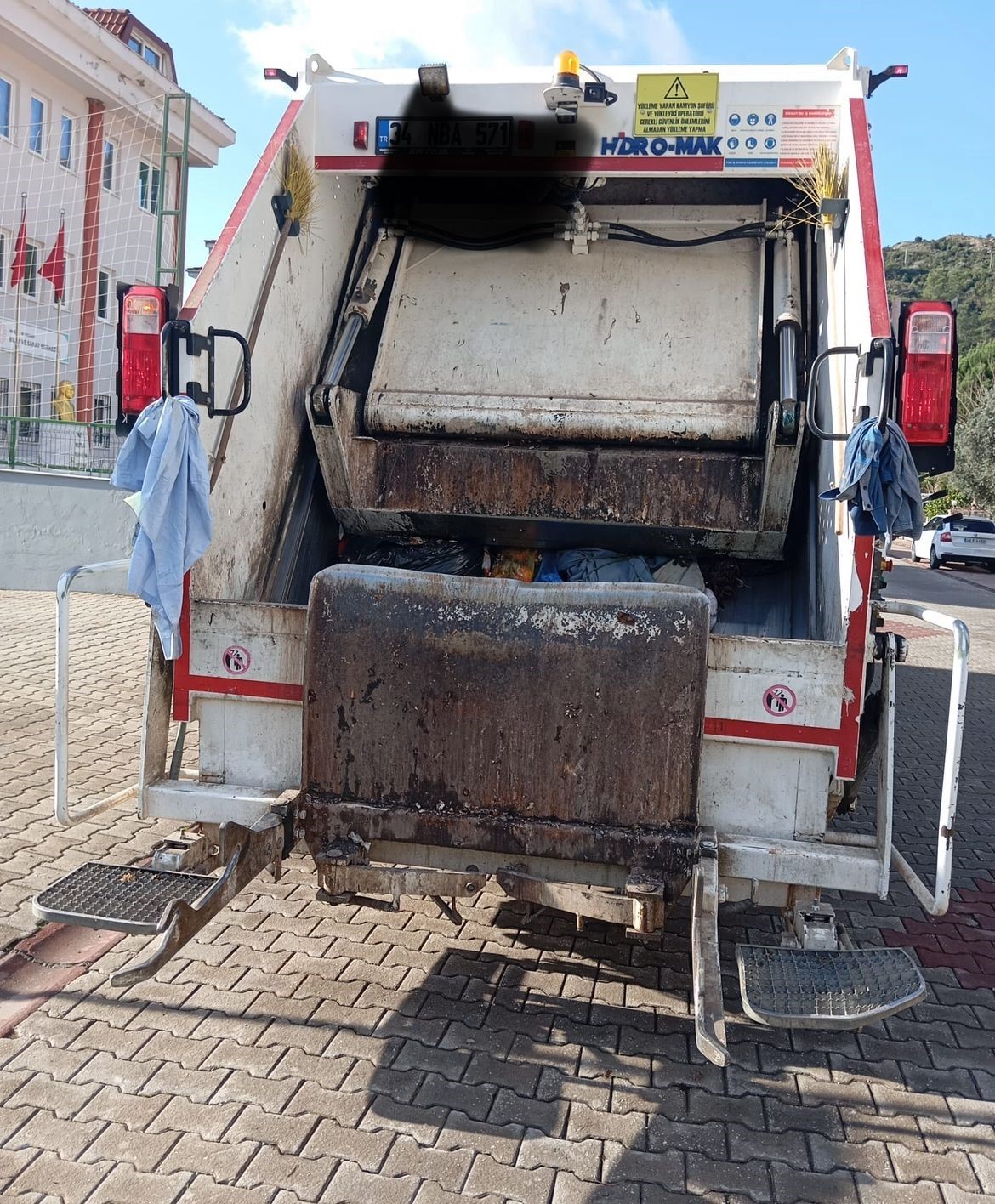 Belediyenin Çöp Kamyonunun Çarptığı Kadın Hayatını Kaybetti (2)