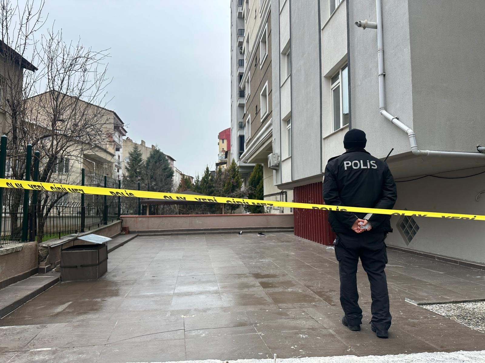 Çatıdan Düşen Adam Hayatını Kaybetti (10)