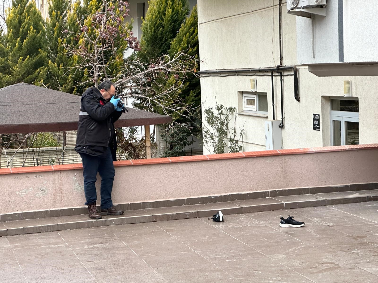 Çatıdan Düşen Adam Hayatını Kaybetti (2)-1