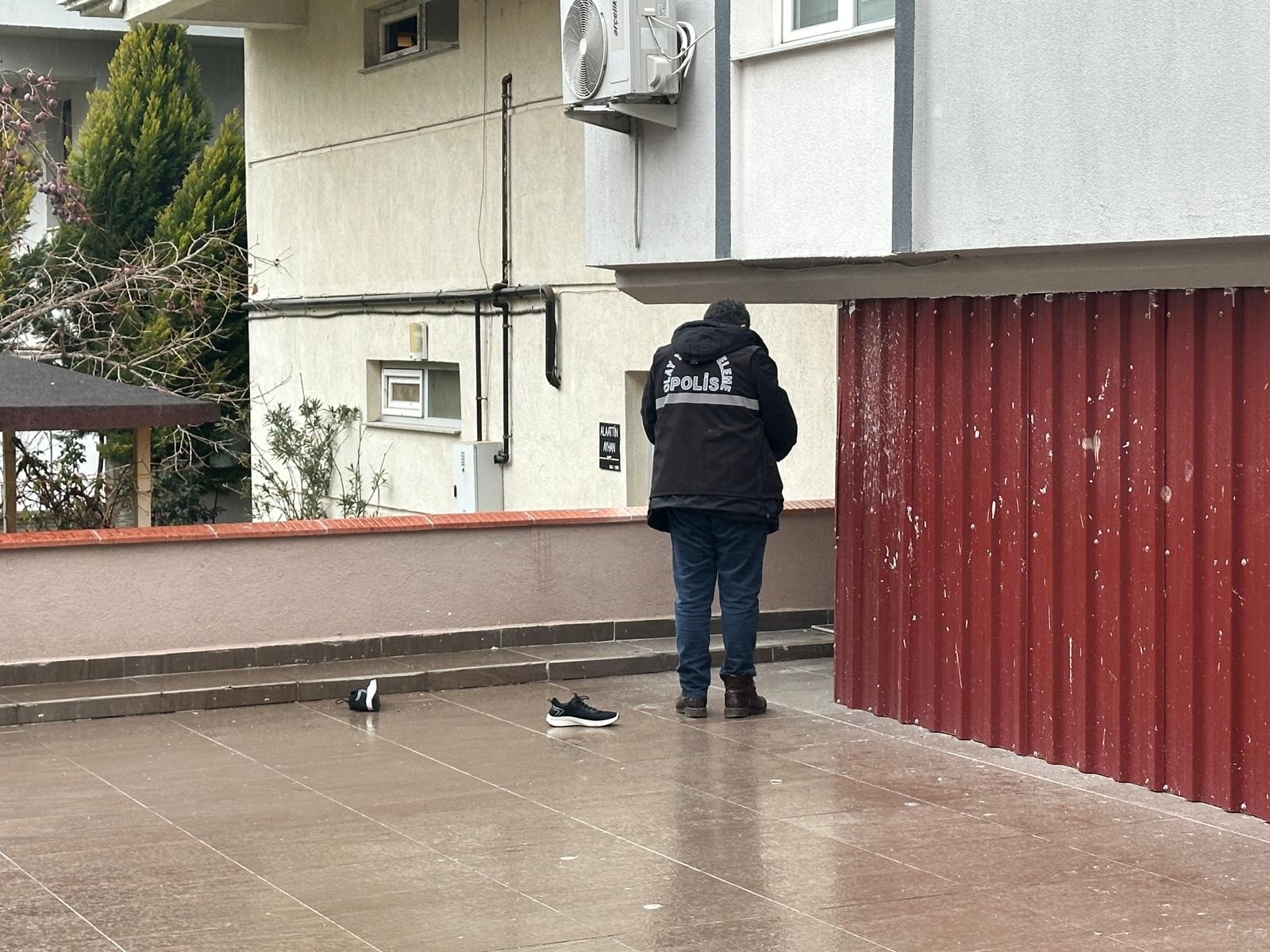 Çatıdan Düşen Adam Hayatını Kaybetti (3)-1