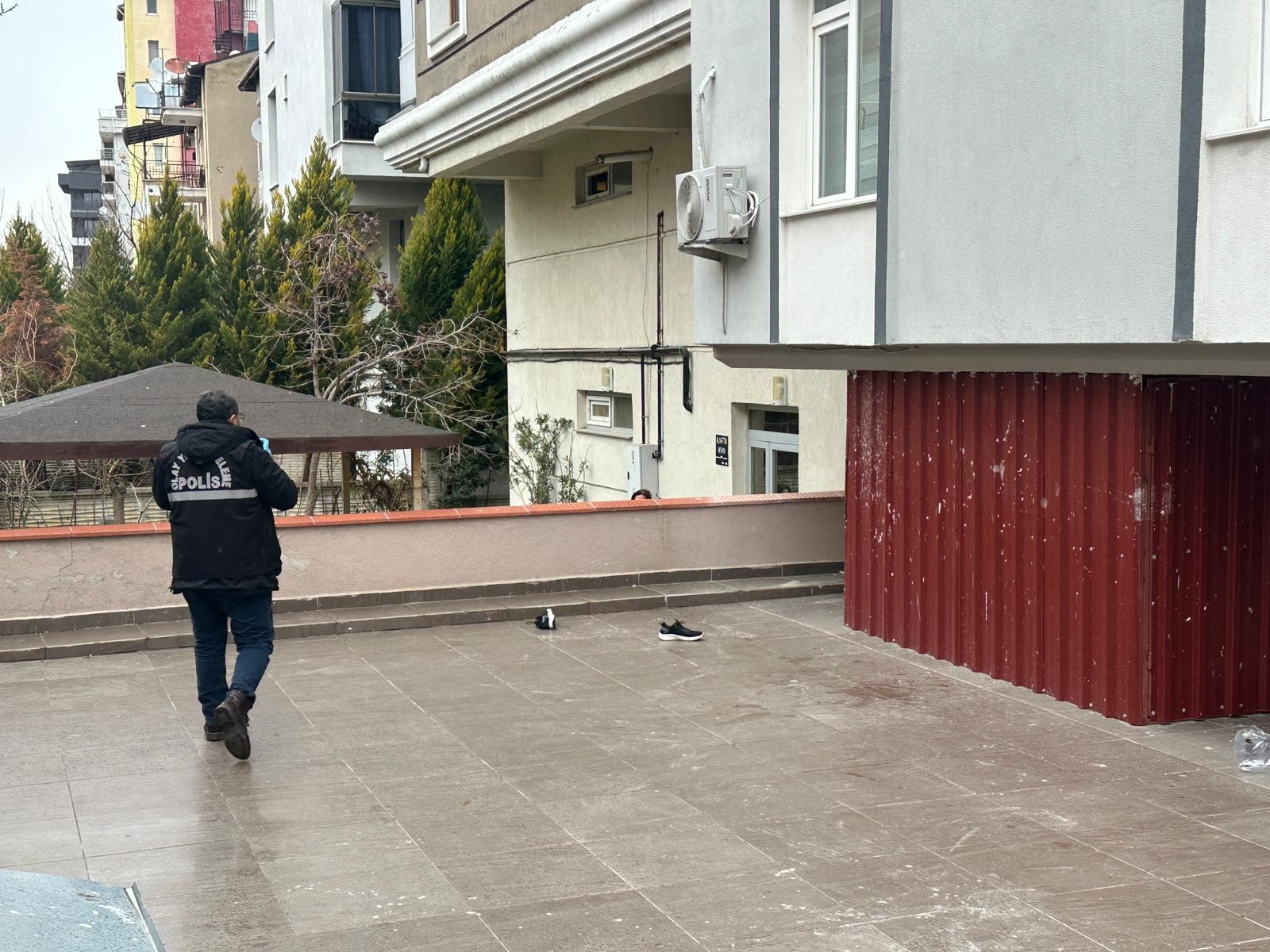 Çatıdan Düşen Adam Hayatını Kaybetti (4)