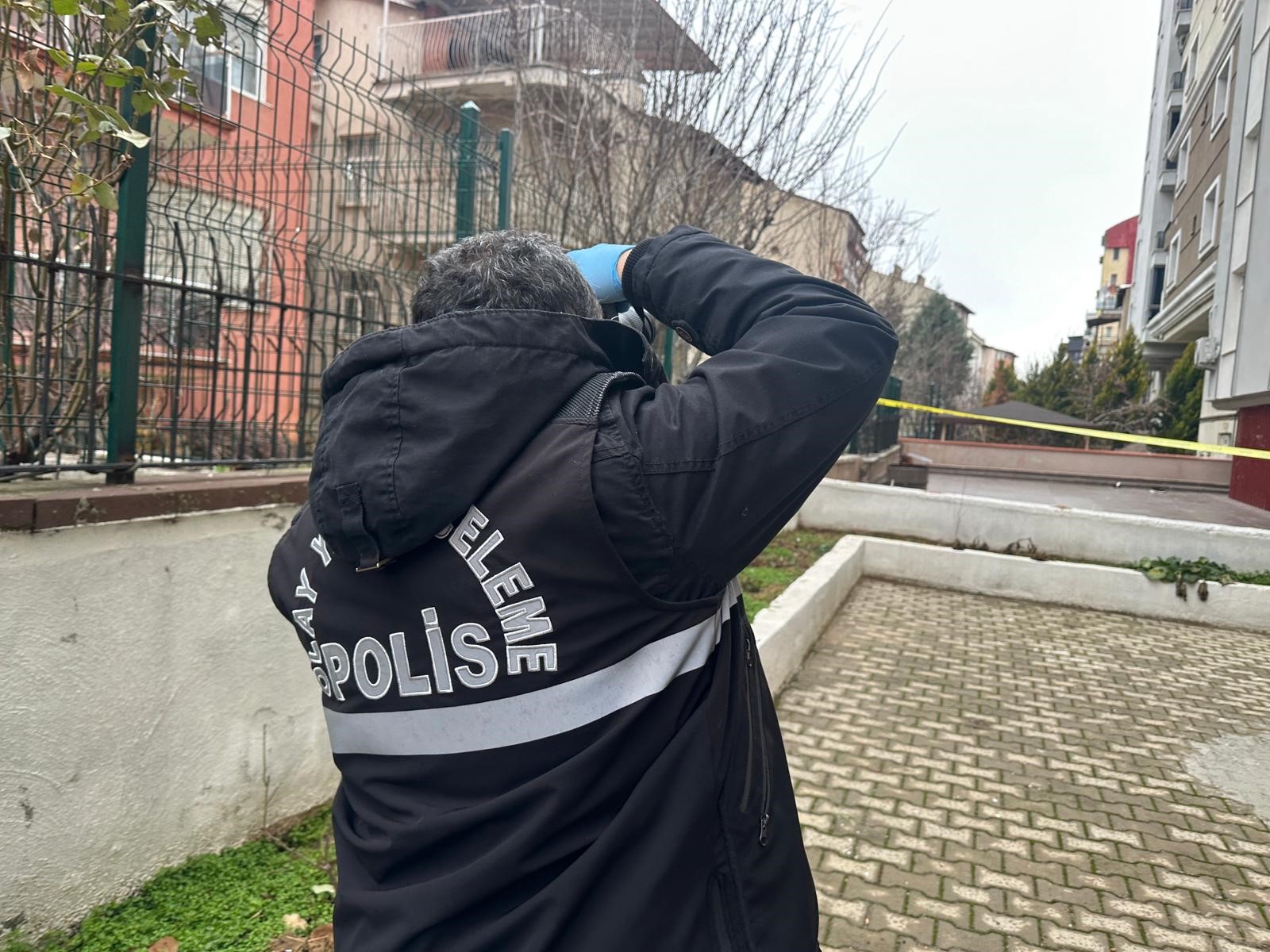 Çatıdan Düşen Adam Hayatını Kaybetti (5)