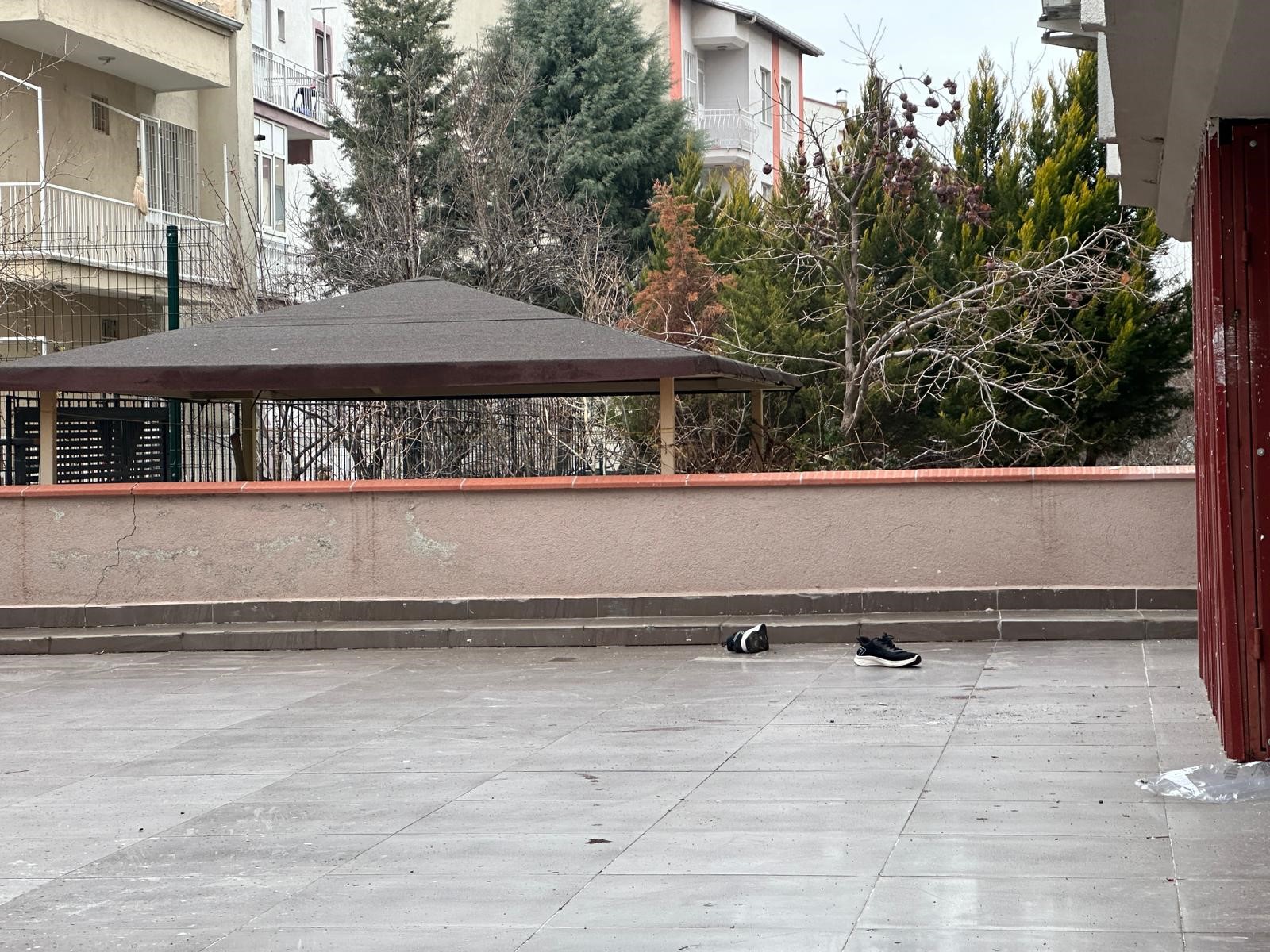 Çatıdan Düşen Adam Hayatını Kaybetti (6)