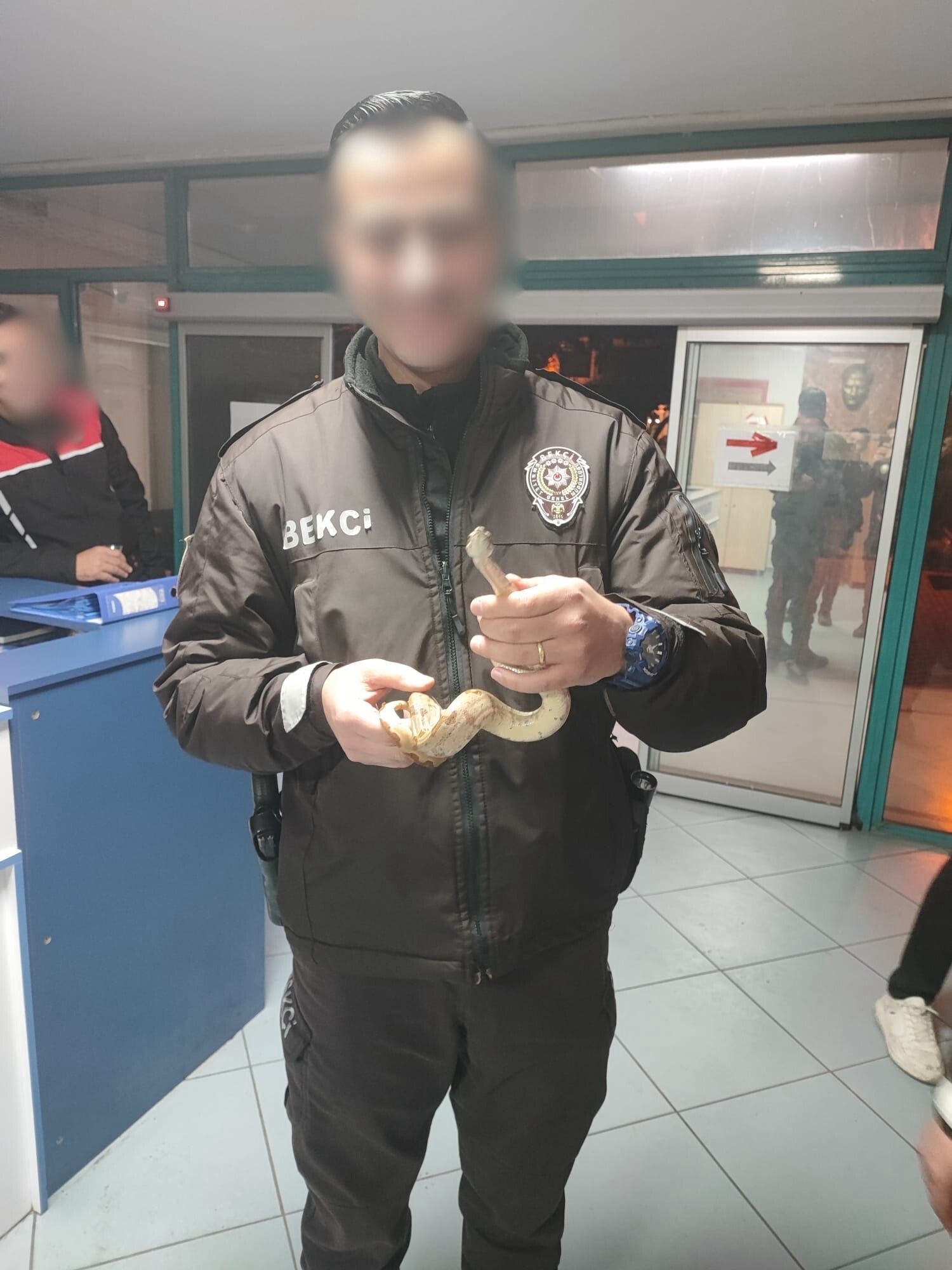 Çay Içmeye Yılanla Gelmiş (4)