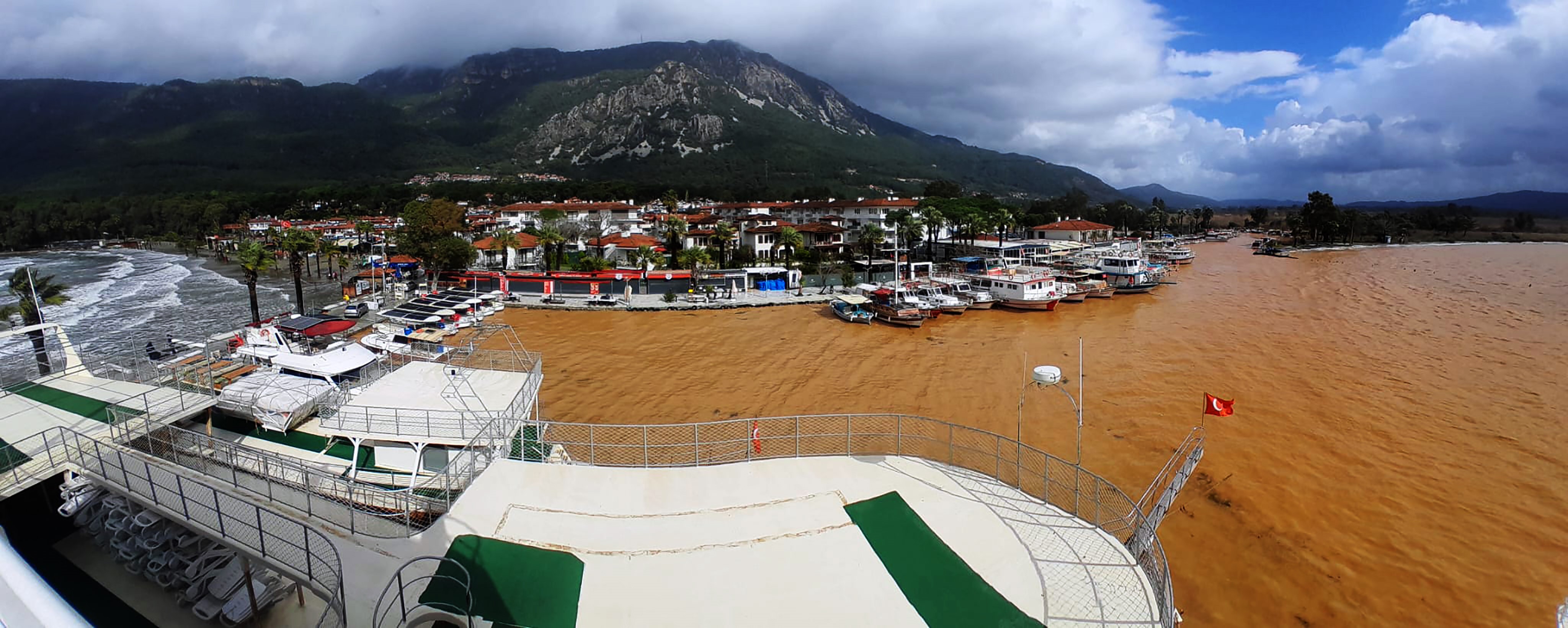 Denizin Rengi Kahverengiye Döndü (2)