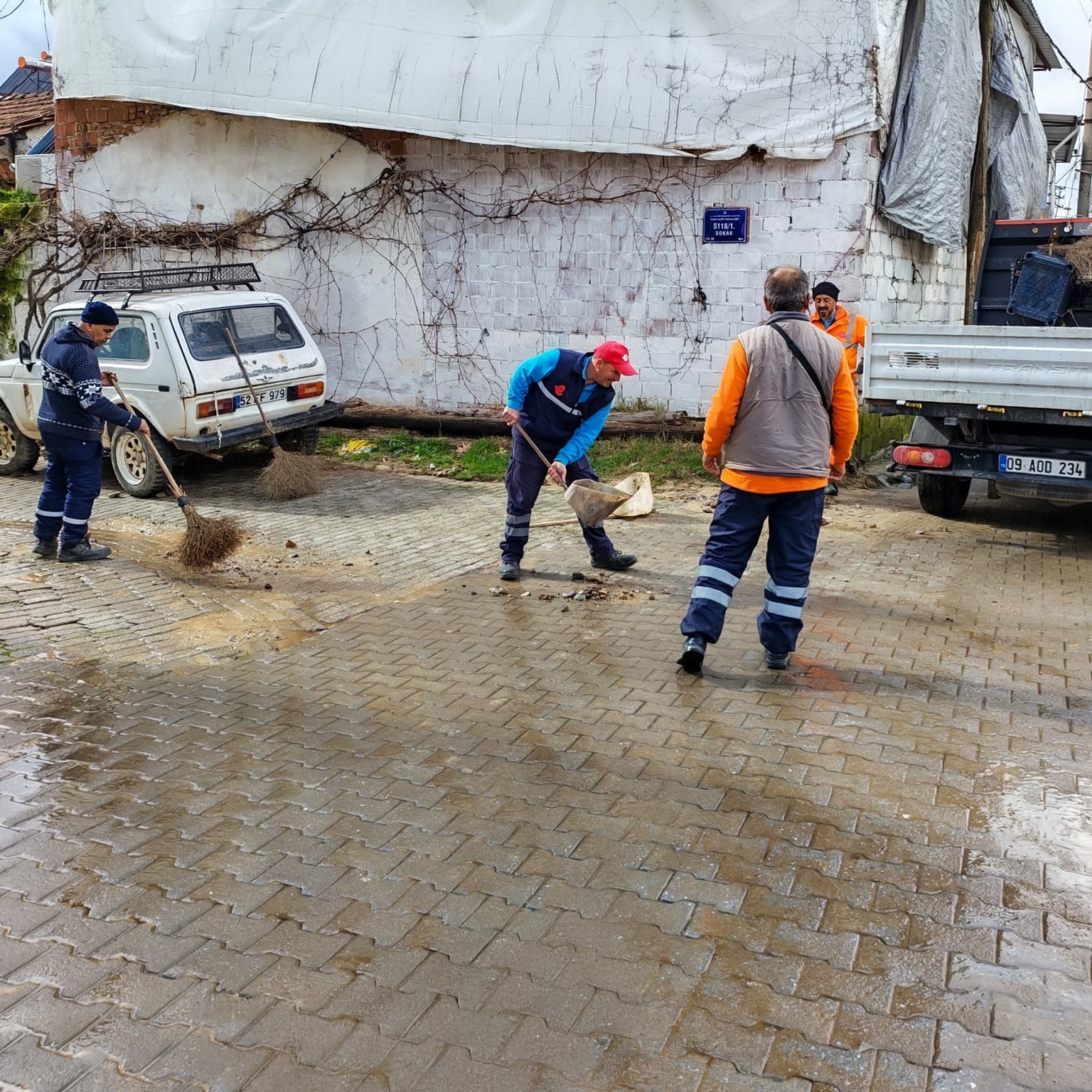 Efeler’de Yoğun Yağış Sonrası Efeler Belediyesi Sahaya Indi (2)