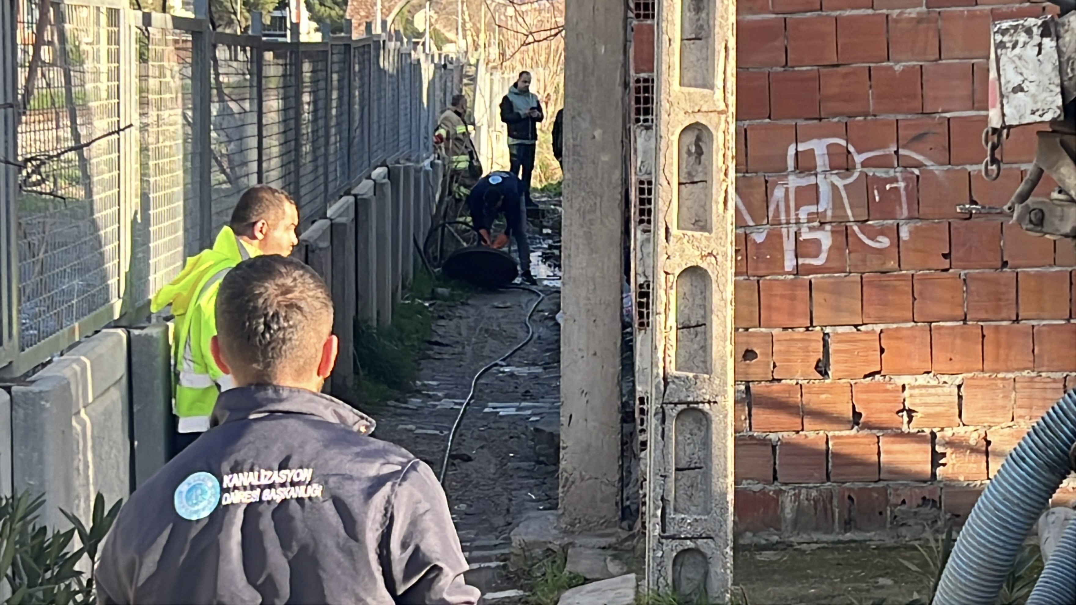 Ekipler Rögarda Bebek Cesedi Arıyor (5)