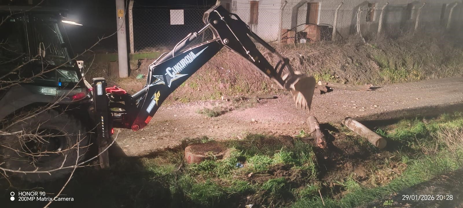 Germencik’te Ağaçlar Devrildi (8)