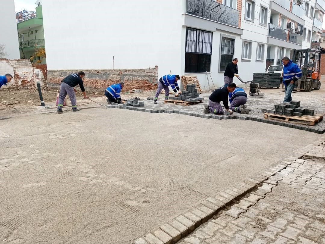 Germencik'te Sabahın Ilk Işıklarıyla Ekipler Sahaya Indi (2)