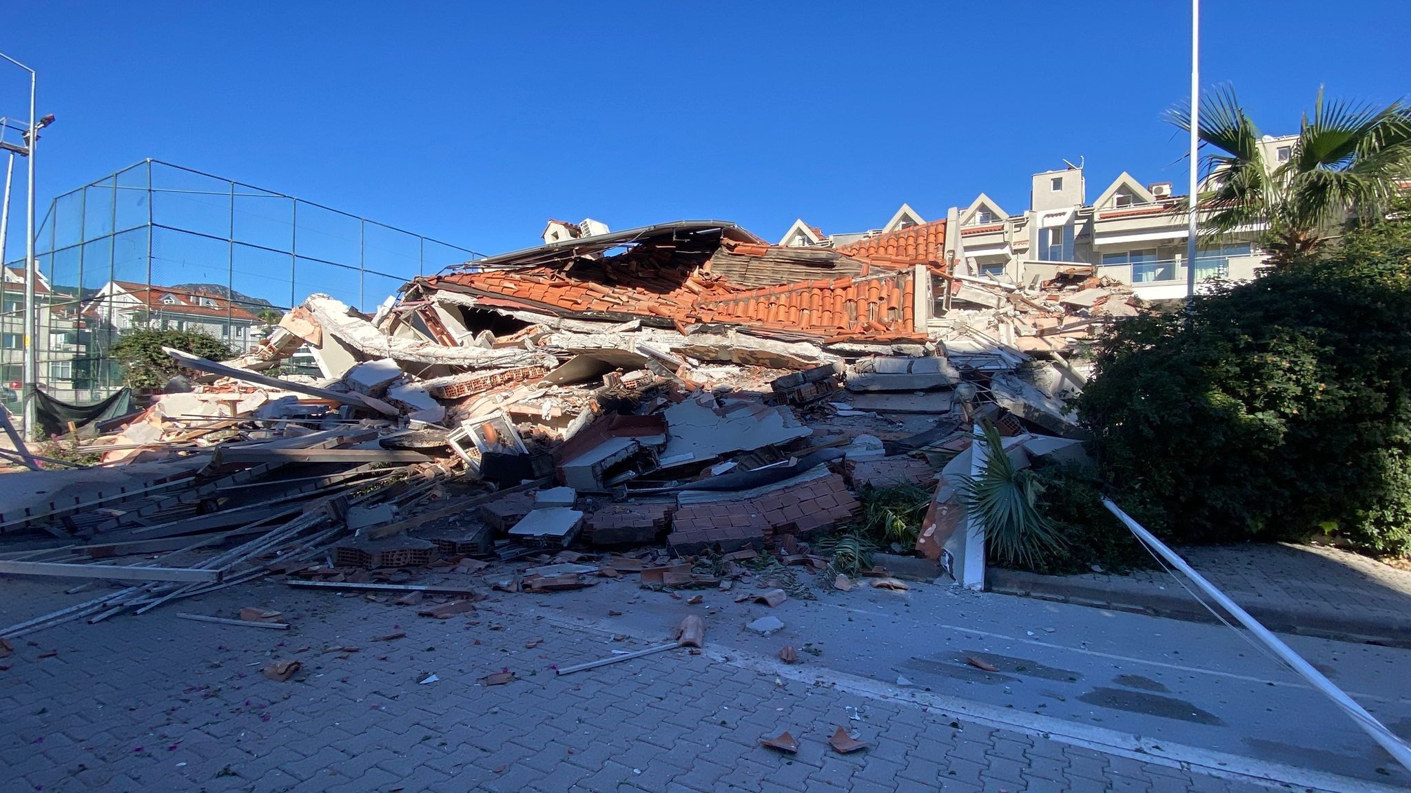 Güçlendirme Yapılan Bina Çöktü (7)