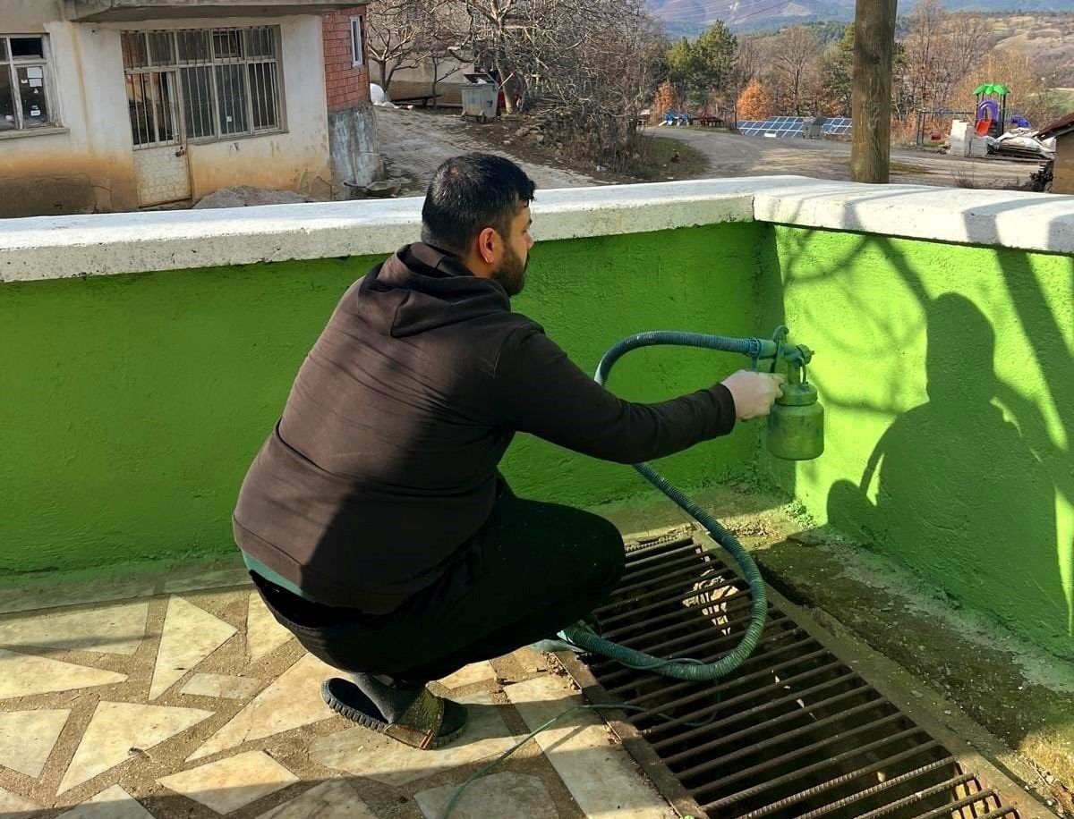 İmam Kendi Imkanlarıyla Duvarları Boyadı (2)