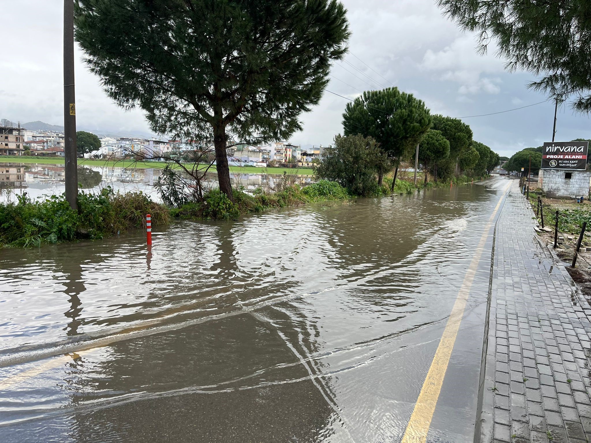 İncirliova’da Sağanak Yağış Yolları Göle Döndürdü (1)