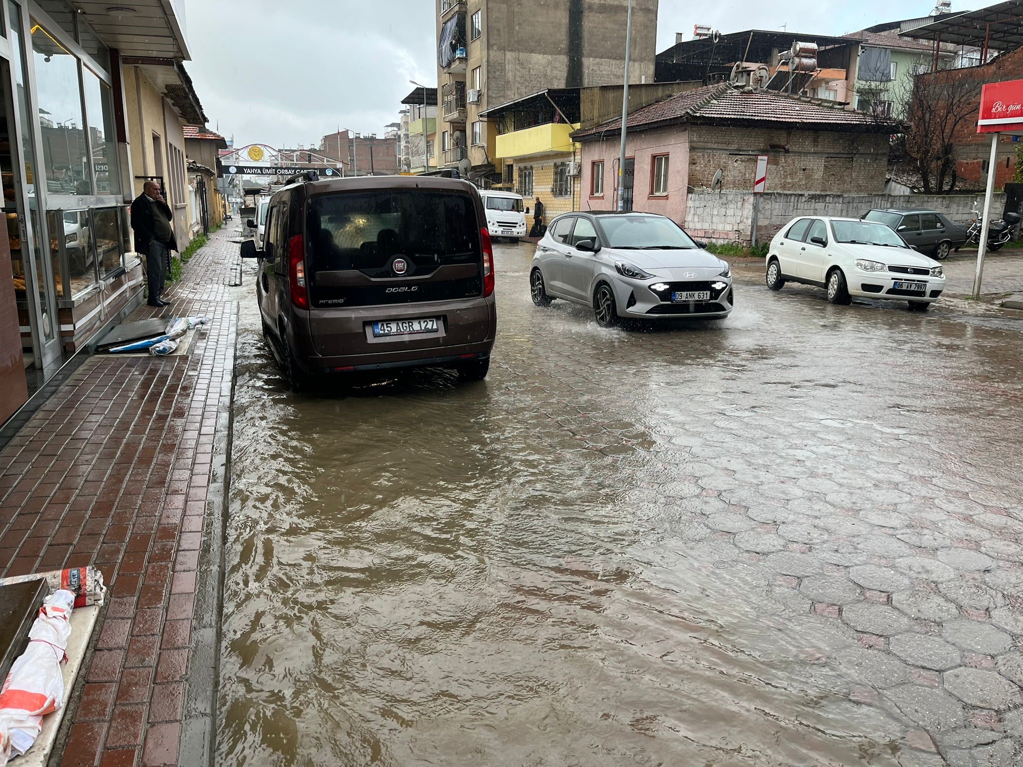 İncirliova’da Sağanak Yağış Yolları Göle Döndürdü (5)