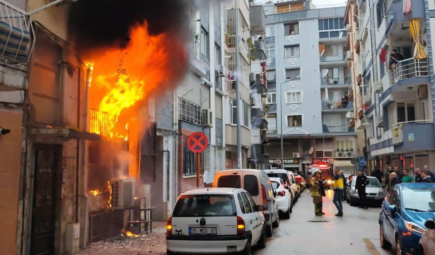 İnternet Kafede Çıkan Yangın Mahalleyi Sokağa Döktü (1)