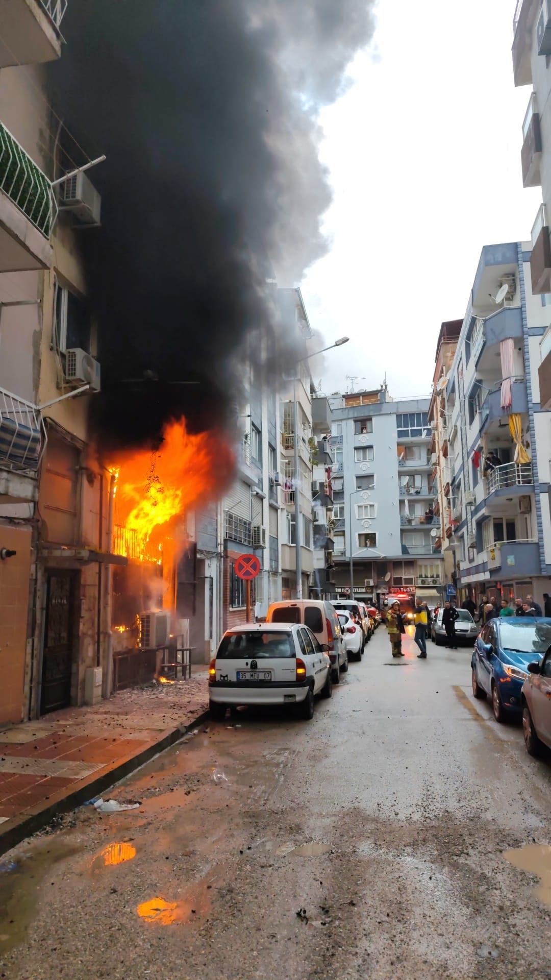 İnternet Kafede Çıkan Yangın Mahalleyi Sokağa Döktü (2)