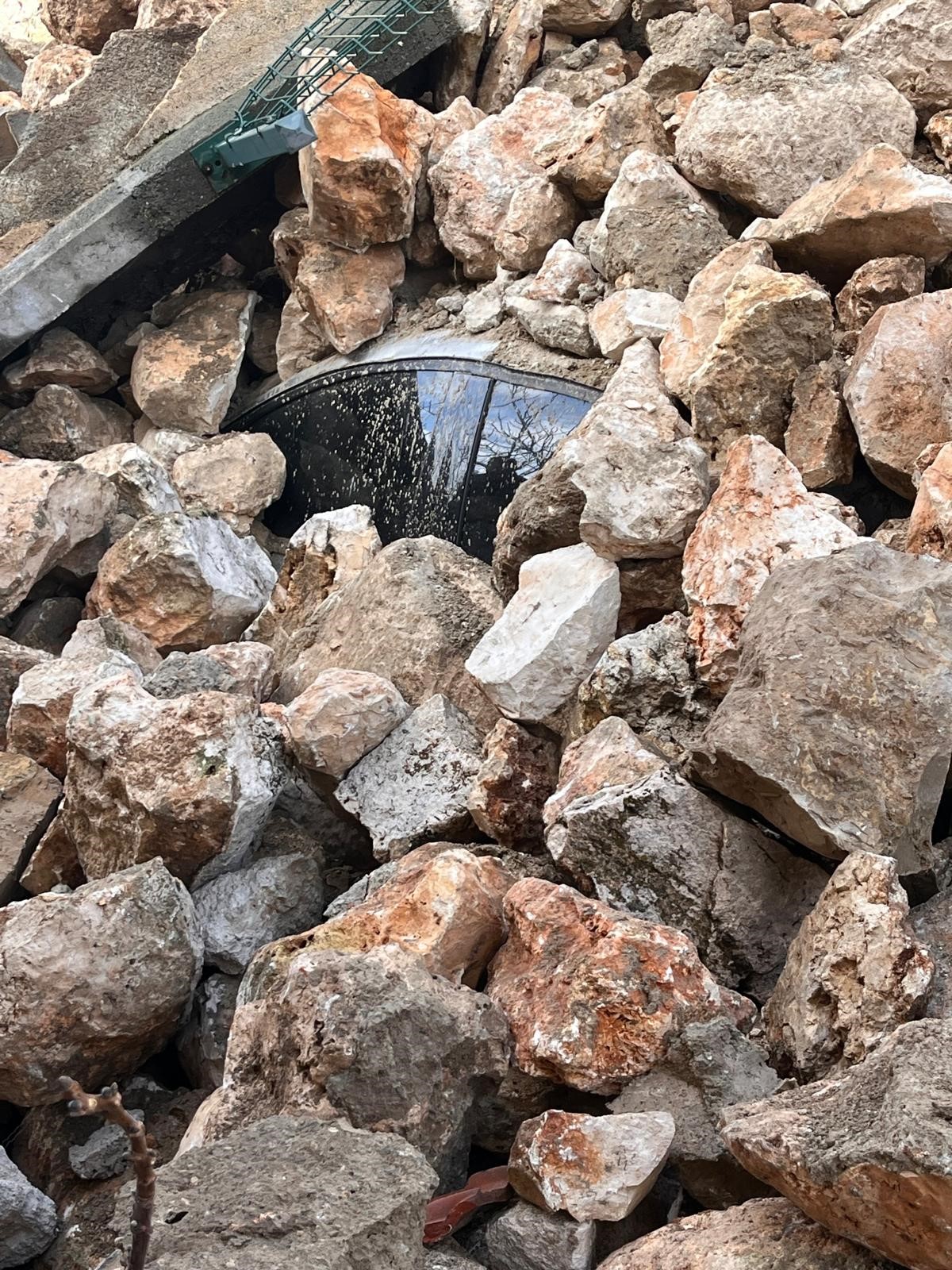 İstinat Duvarı Çöktü, 2 Araç Altında Kaldı (2)