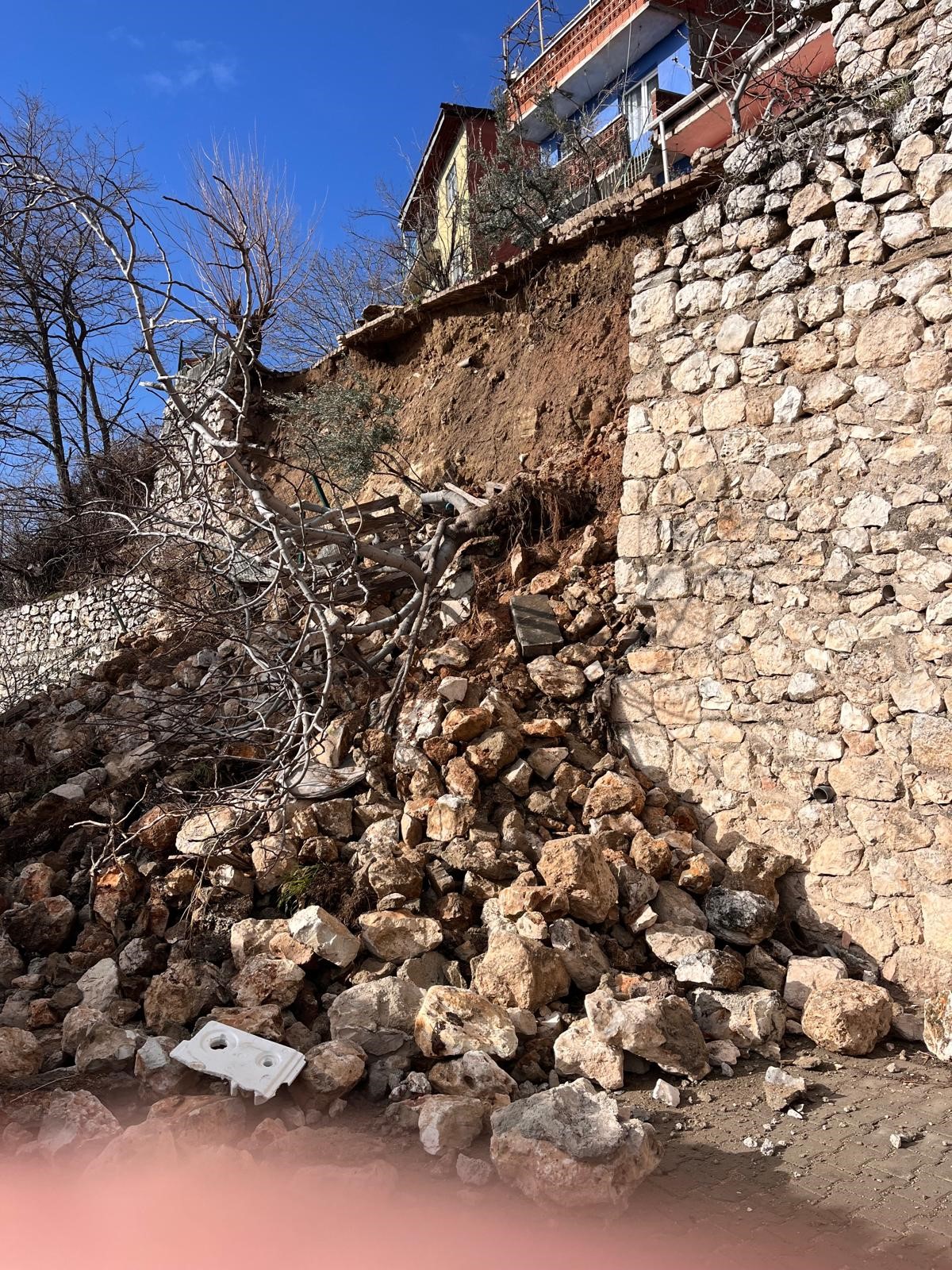 İstinat Duvarı Çöktü, 2 Araç Altında Kaldı (3)