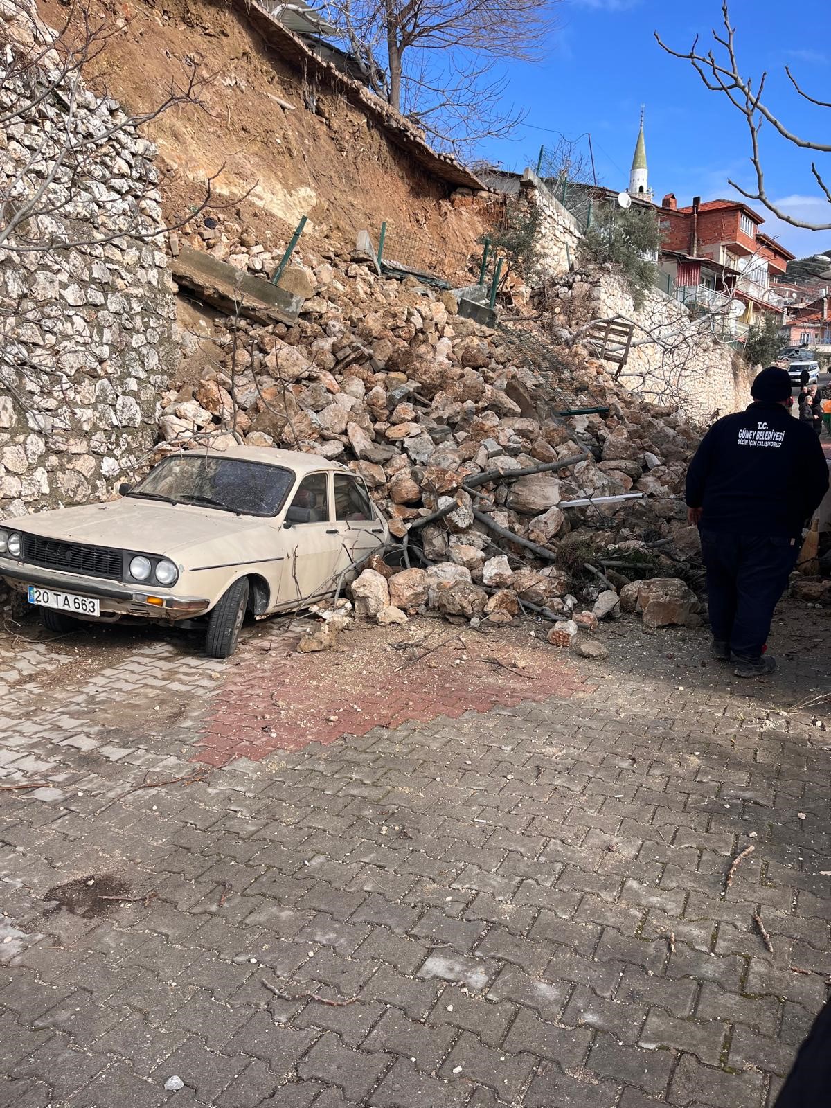 İstinat Duvarı Çöktü, 2 Araç Altında Kaldı (4)