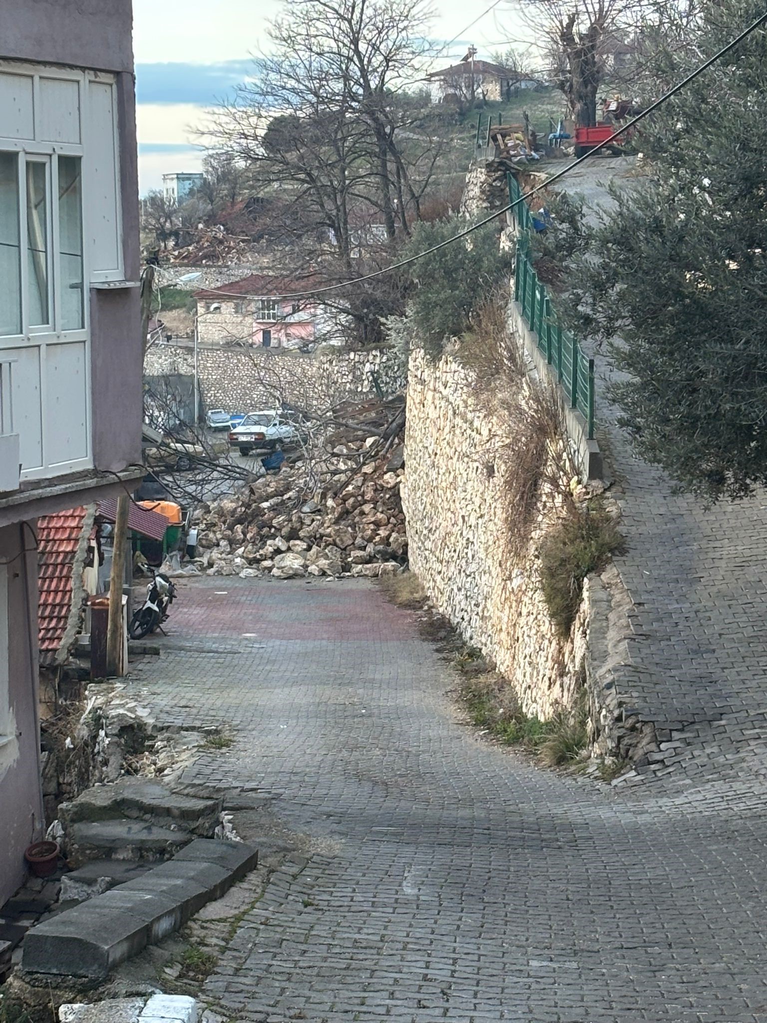 İstinat Duvarı Çöktü, 2 Araç Altında Kaldı (5)