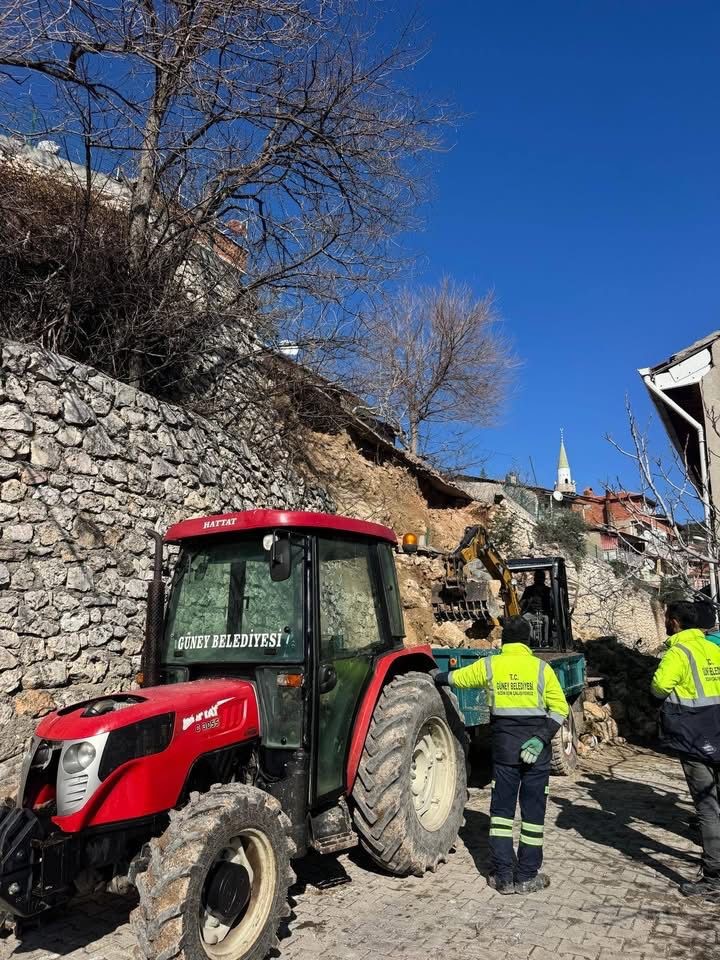 İstinat Duvarı Çöktü, 2 Araç Altında Kaldı (6)