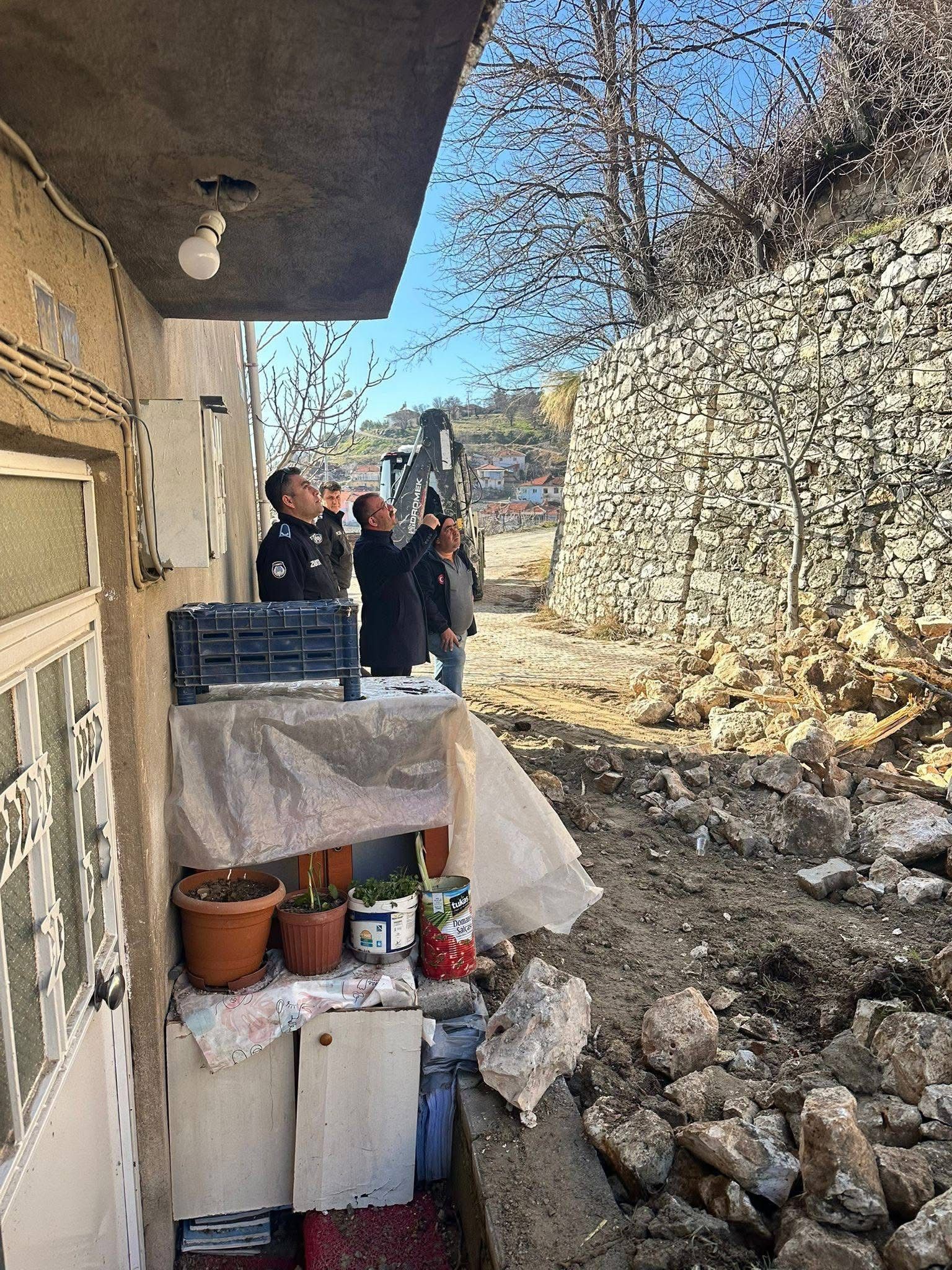 İstinat Duvarı Çöktü, 2 Araç Altında Kaldı (7)